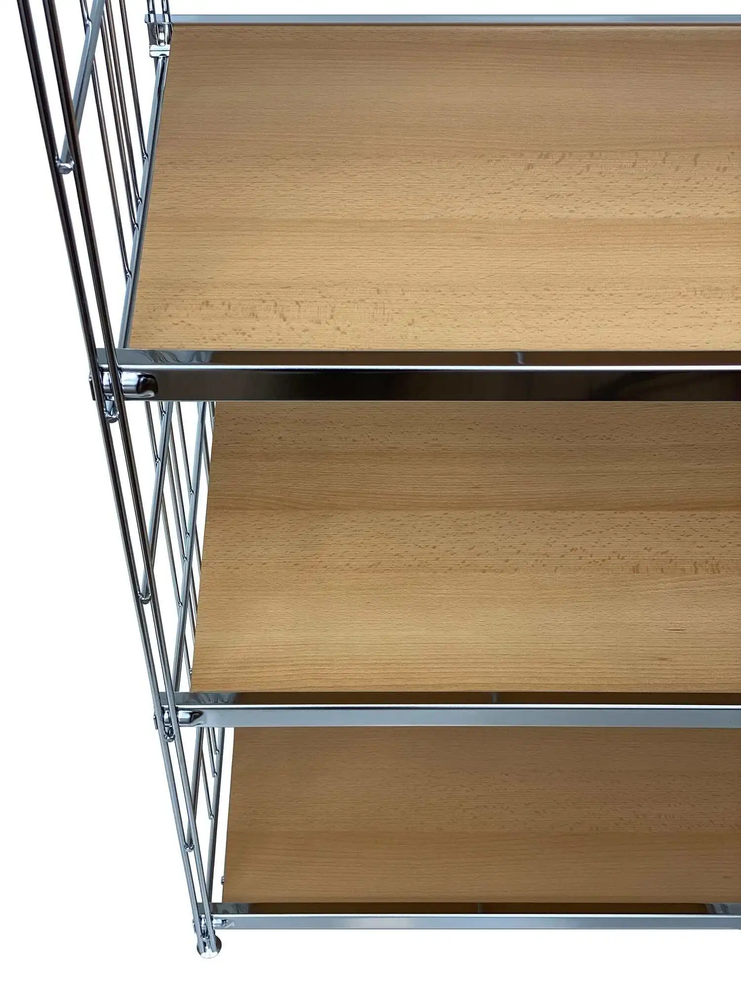 Der Boden wird in den Metall-Rahmen geschoben und anschließend in die Regalleiter eingehängt. Der eingeschobene Boden ist austauschbar.