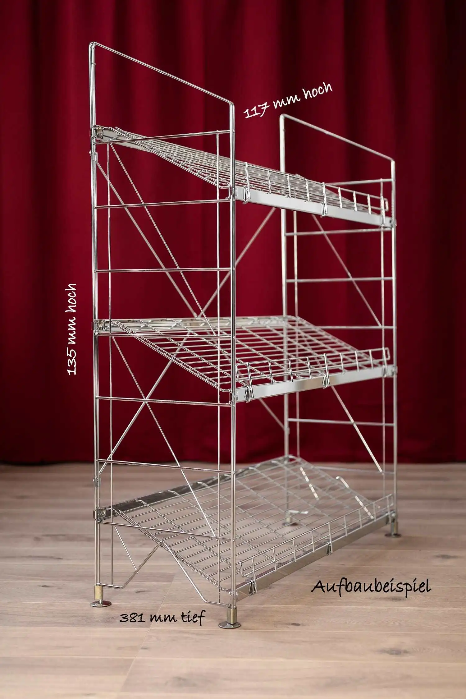 Mit den Schrägborden lassen sich Regale für Getränke-, Obst- oder sonstige Kisten und Körbe in beliebiger Höhe zusammen stellen. Der Gitterboden kann in jede ETAGAIR-Regalleiter der Tiefe 3 (457 mm) eingebaut werden.