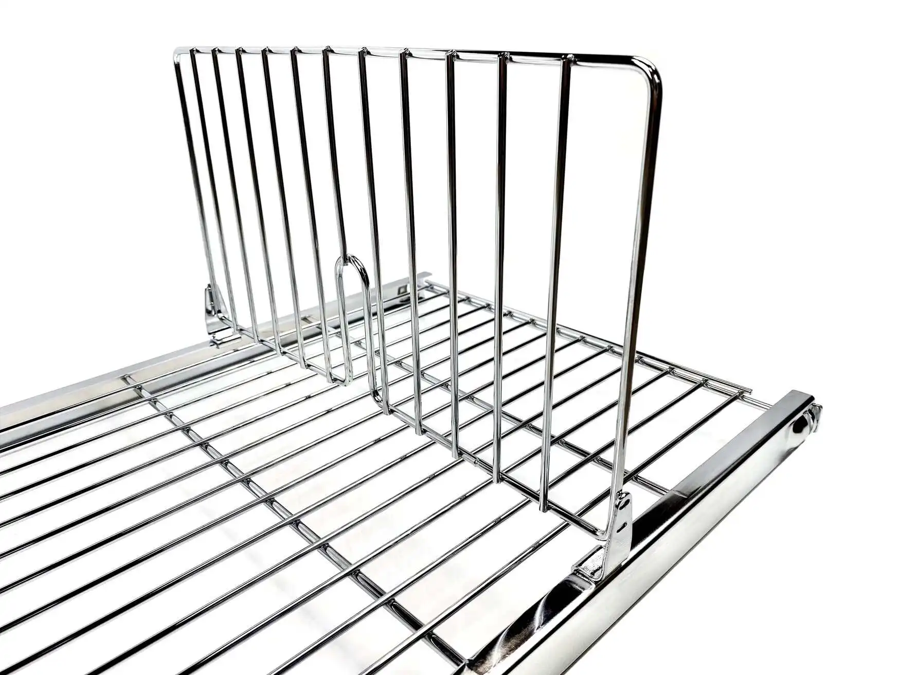 Mit dem (optionalen) Bordteiler lassen sich Wein- oder Saftflaschen beispielsweise nach Jahrgang oder Marke sortiert lagern. Nichts verrutscht! Keine Flasche kann davon rollen.