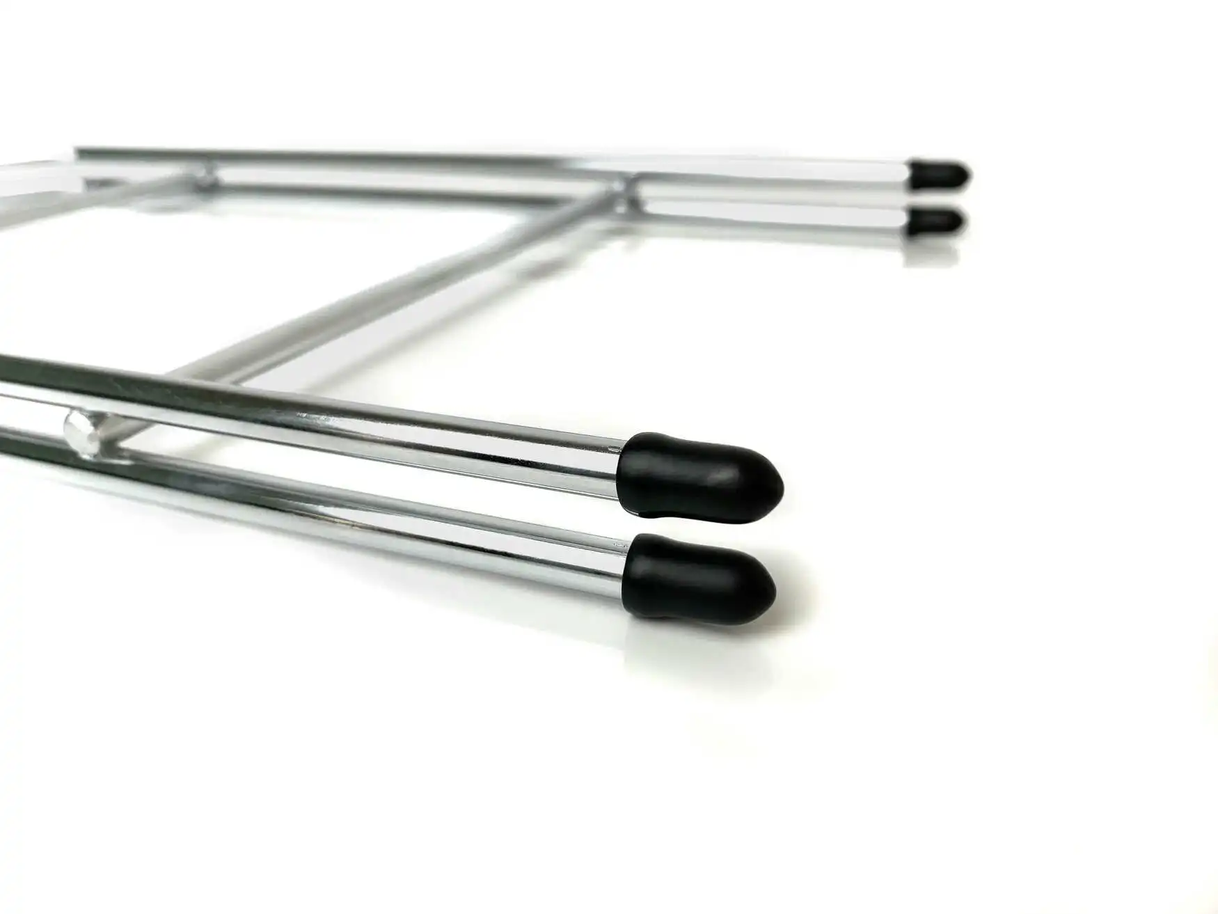 Mit den schwarzen Kunststoffkappen sind die Enden der Regalleitern geschützt.