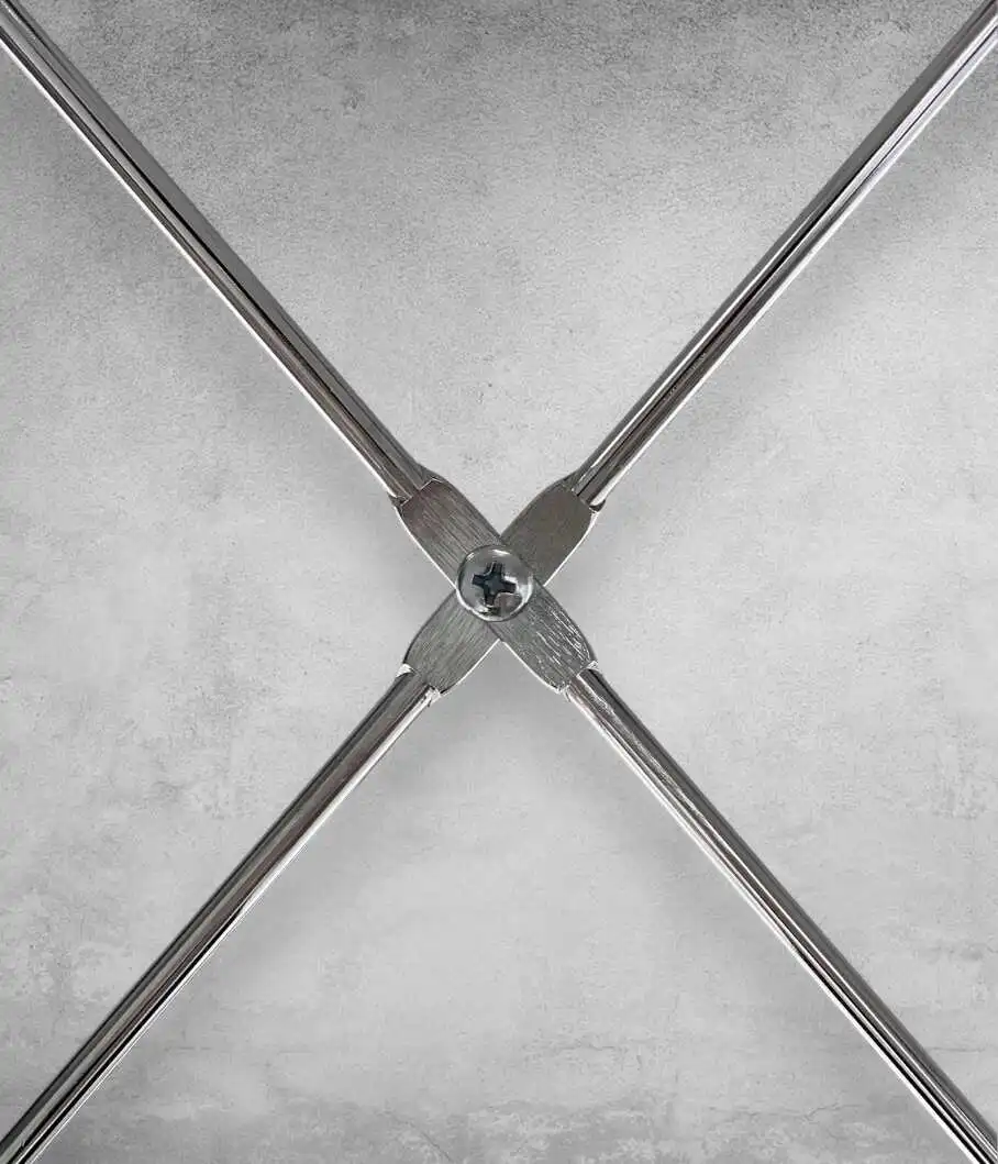 Kreuzstrebe zur Stabilisierung von Regalen in verschiedenen Längen