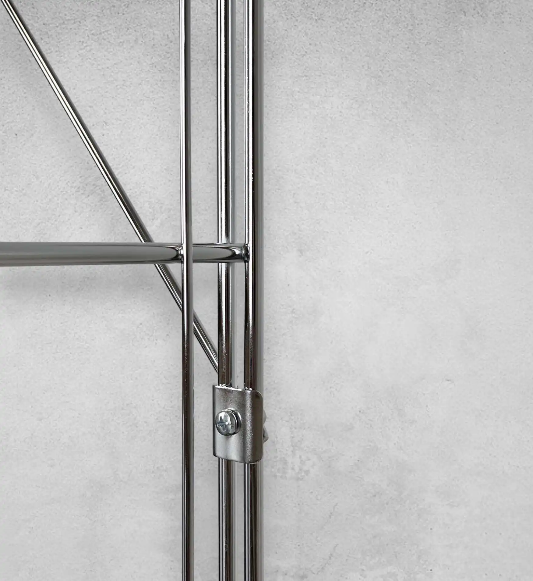 Kreuzstrebe zur Stabilisierung von Regalen in verschiedenen Längen