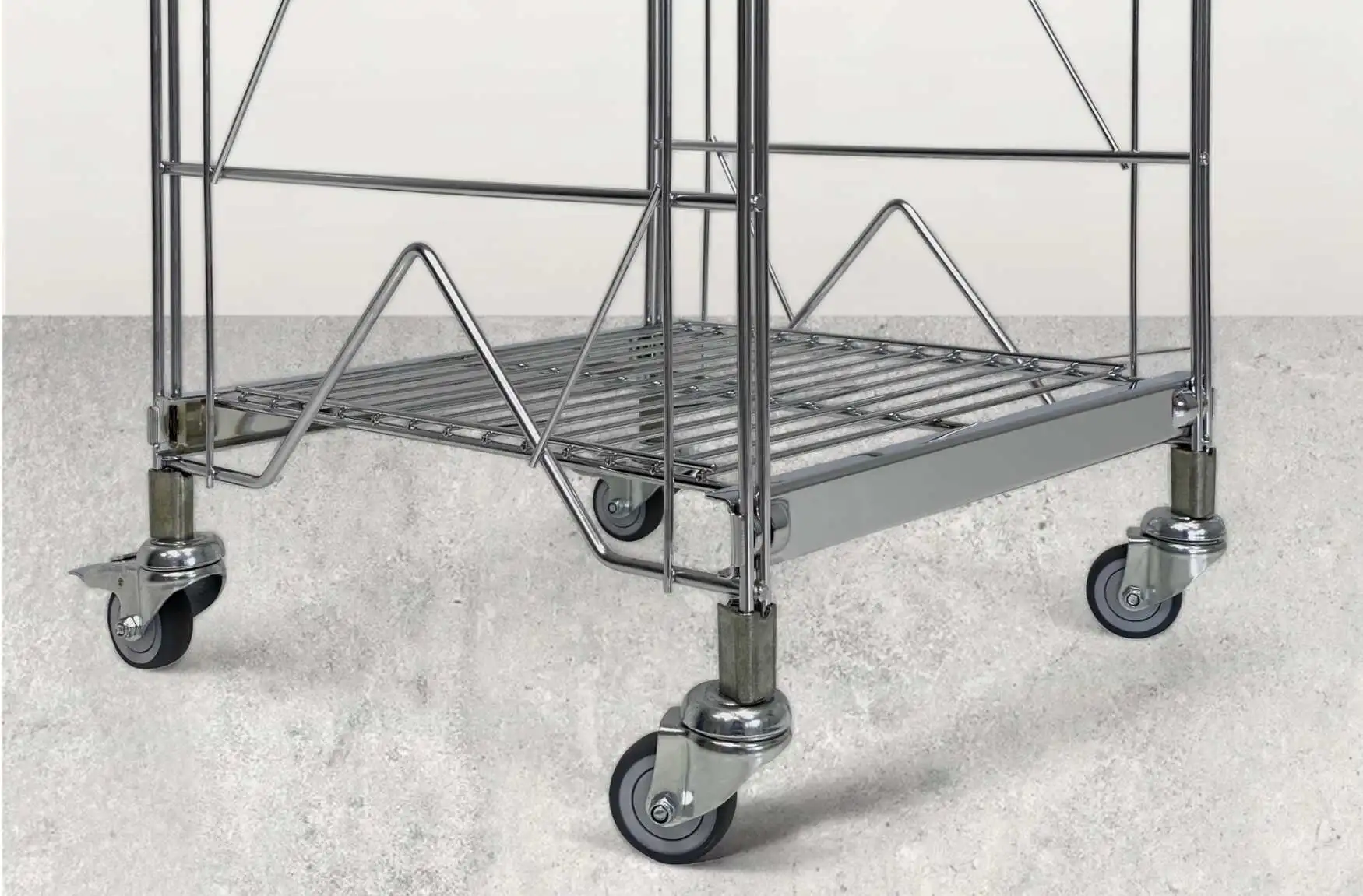 Der Trolly ist aus massiven Metalldraht gefertigt und verchromt mit Rollen