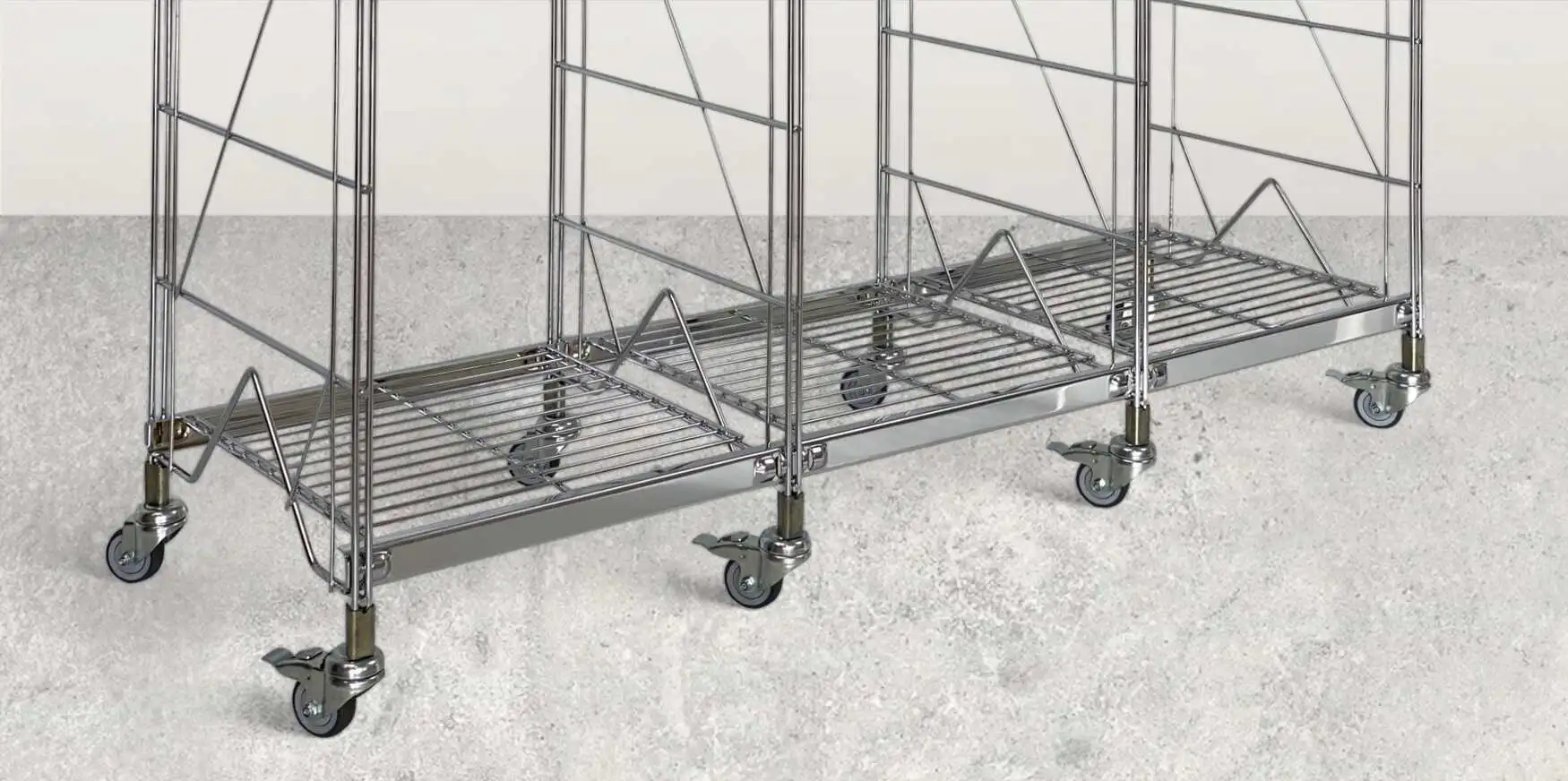 Der Trolly ist aus massiven Metalldraht gefertigt und verchromt mit Rollen