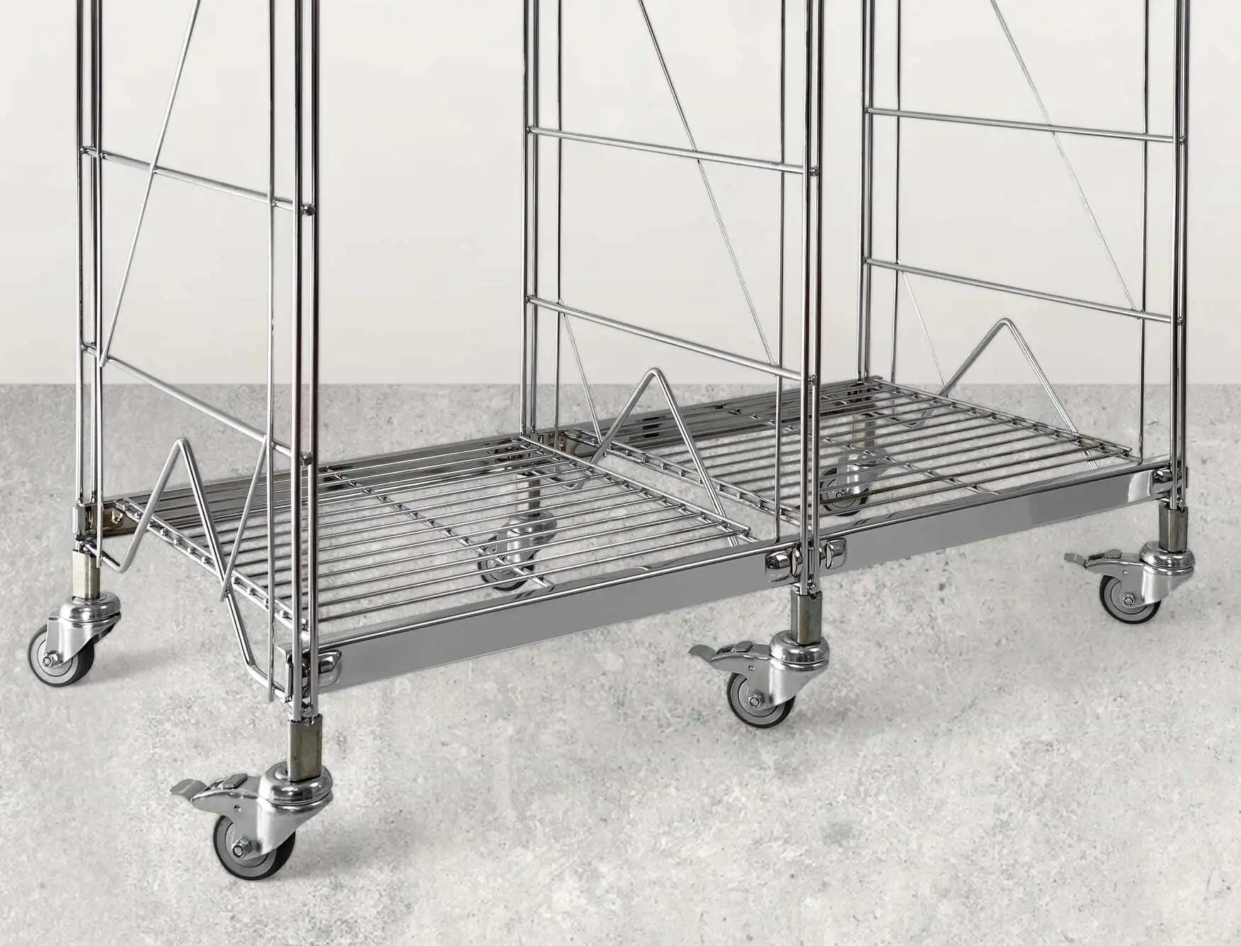 Der Trolly ist aus massiven Metalldraht gefertigt und verchromt mit Rollen