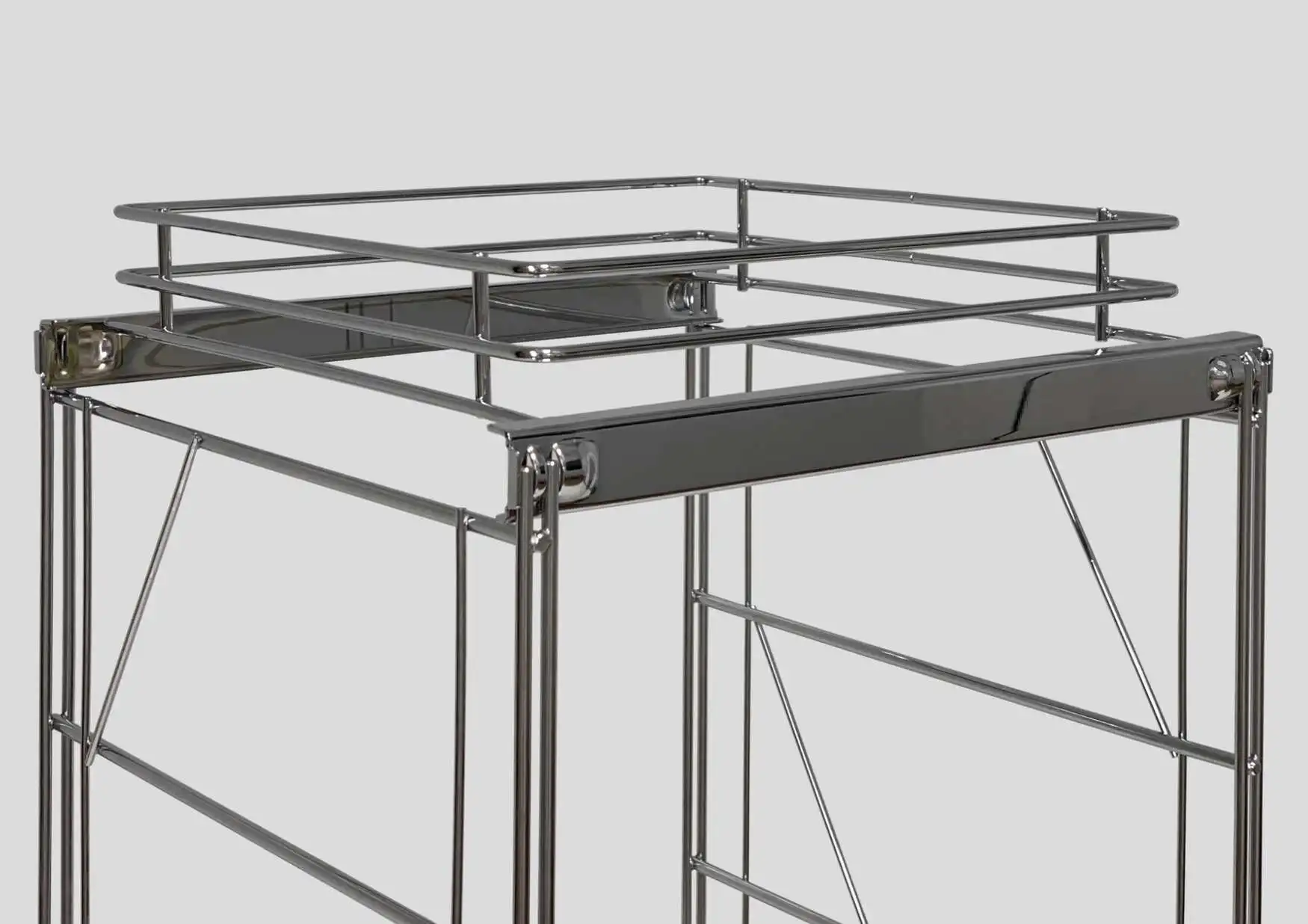 Der Trolly ist aus massiven Metalldraht gefertigt und verchromt
