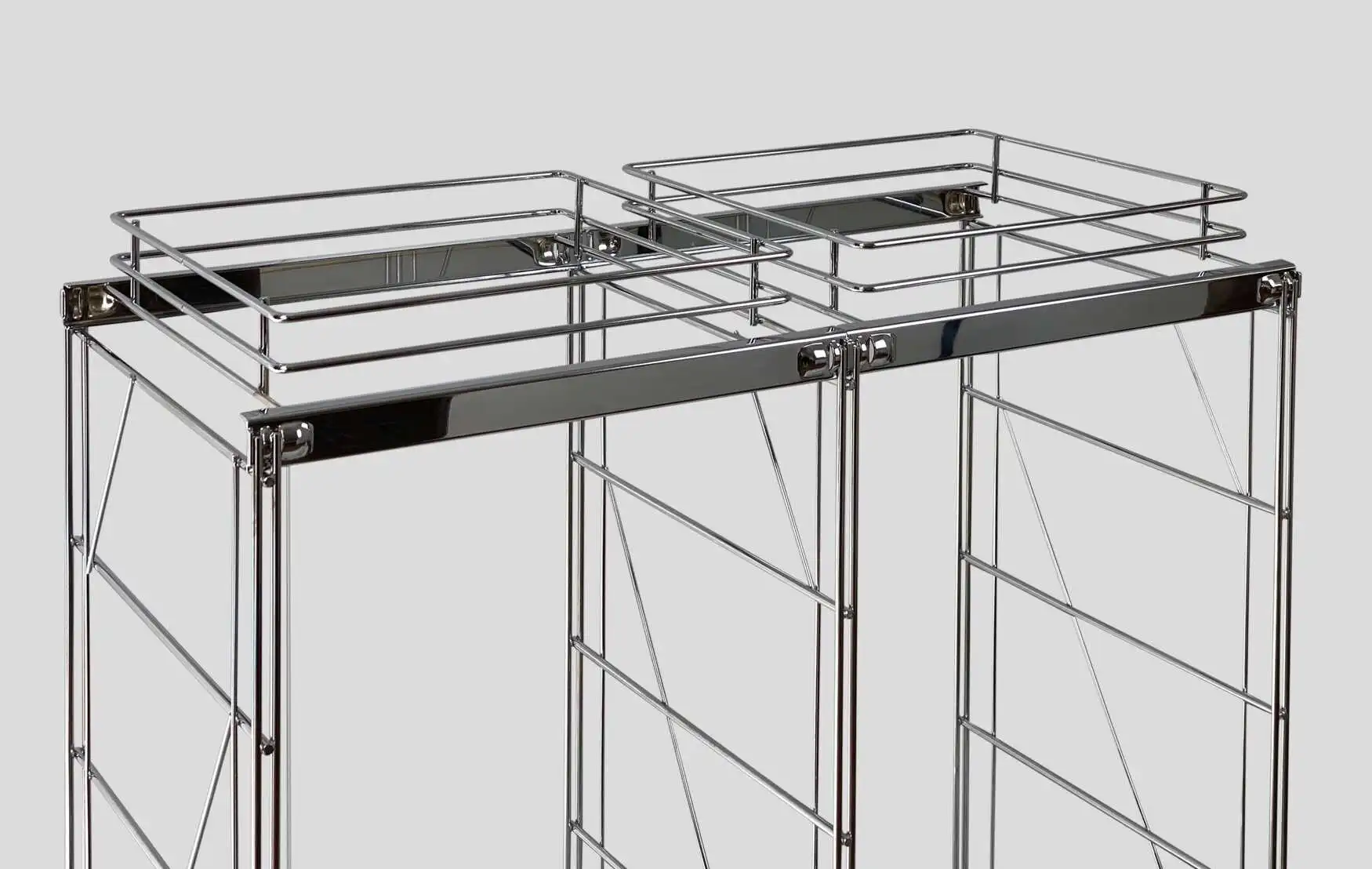 Der Trolly ist aus massiven Metalldraht gefertigt und verchromt