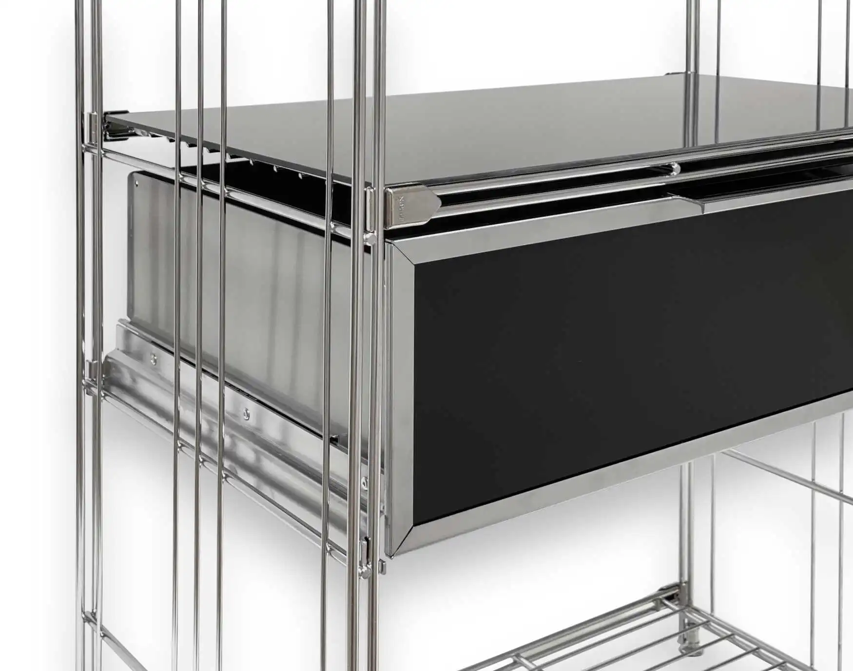 Die Metallschublade ist mit Schwarzglas-Fronten oder satinierter Milchglasscheibe lieferbar.