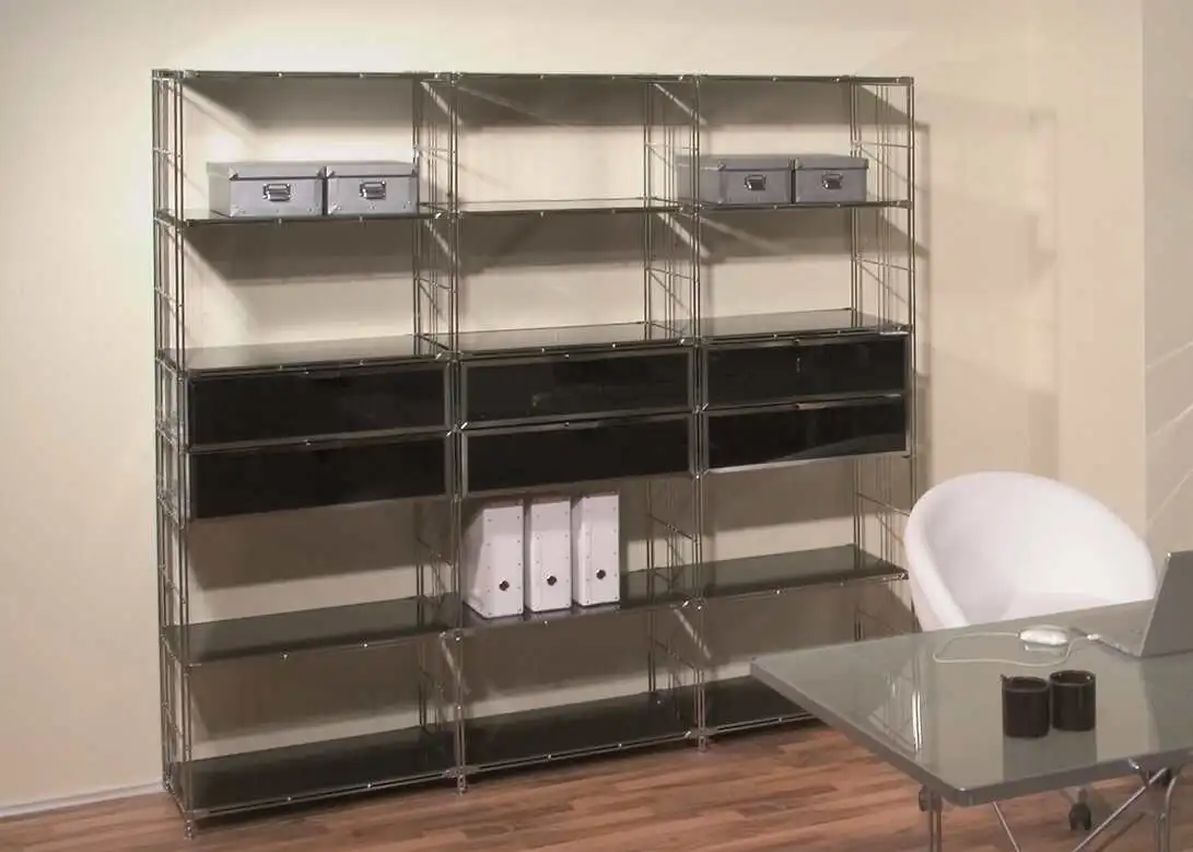Individuelle Regalkombination zusammengestellt aus Regalleitern, Gitterböden und Metallschubladen