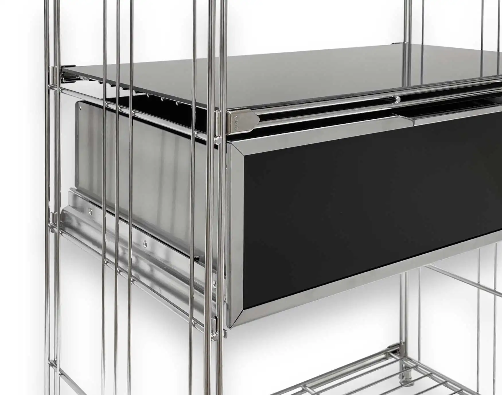 Die Metallschublade ist mit Schwarzglas-Fronten oder satinierter Milchglasscheibe lieferbar.