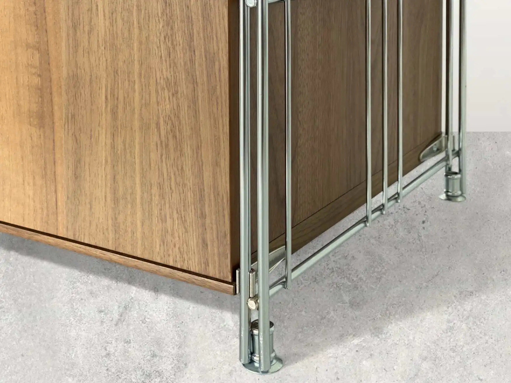 Nahaufnahme von Metall-Regal aus Nussbaum mit Chromleitern