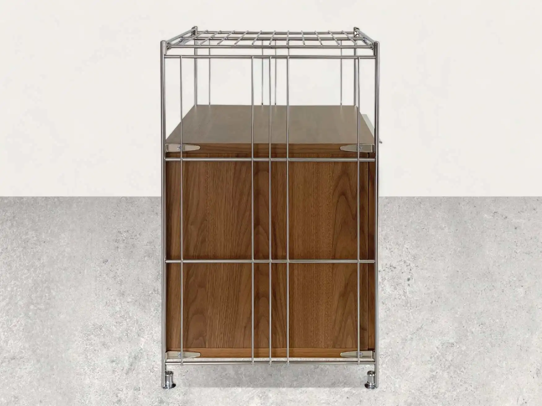 Seitlichesprofil von Metall-Regal mit Chromleitern und Gitterboden 62x48x38 cm (Höhe x Breite x Tiefe)