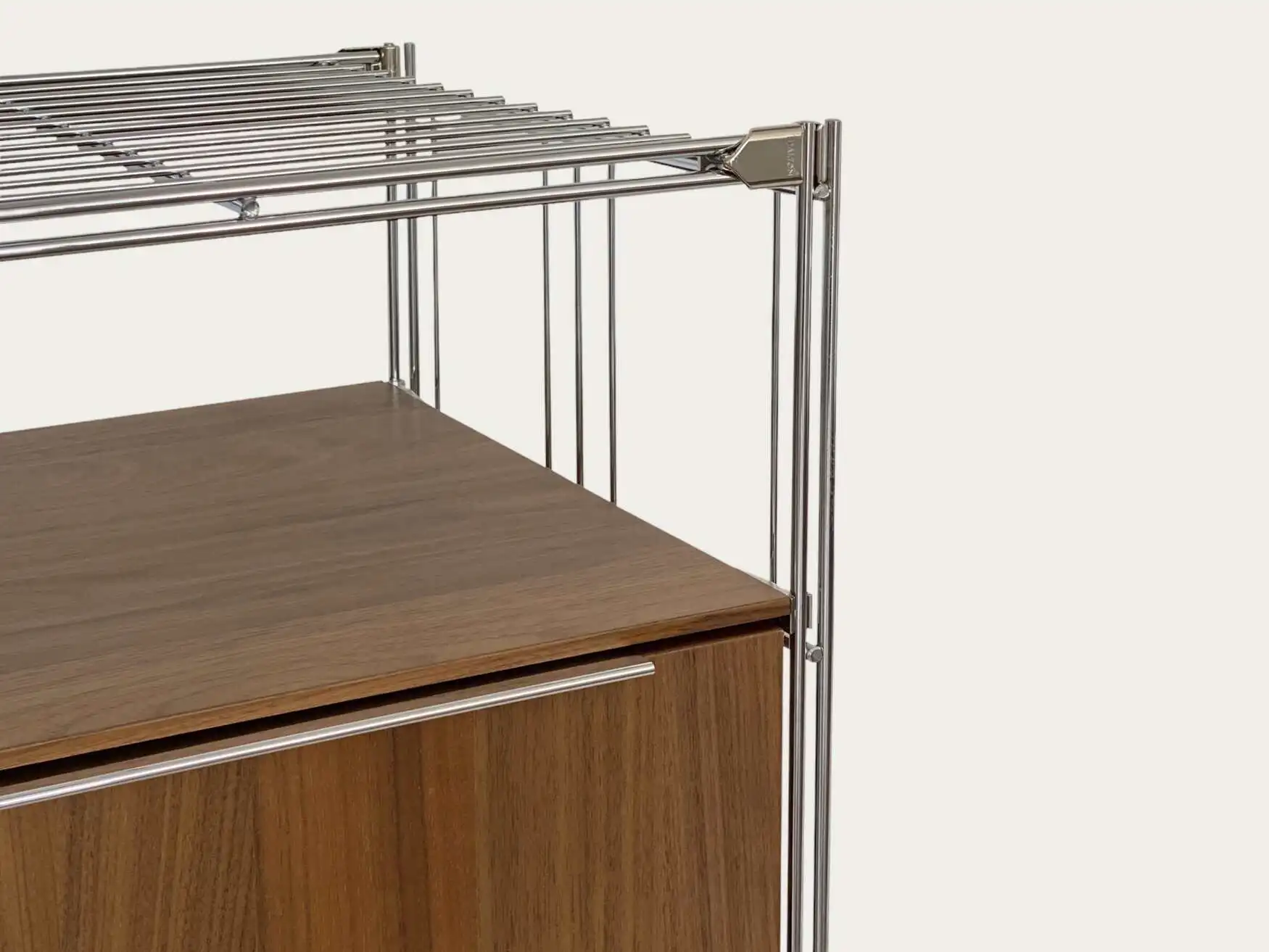 Metall-Regal kombiniert mit gemütlicher Nussbaum-Maserung und Gitterboden