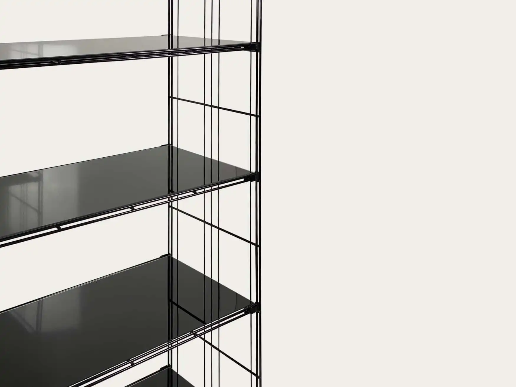 Metall-Regal mit Schwarzglas-Auflagen