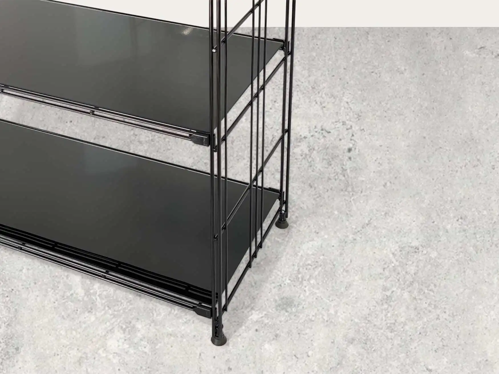 Metall-Regal mit Schwarzglas-Auflagen