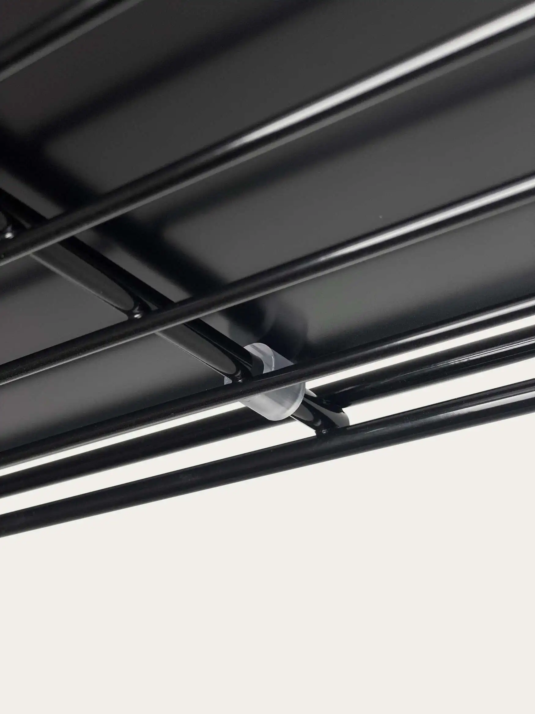 Glasbodendämpfer für Metall-Regal mit Schwarzglas-Auflagen