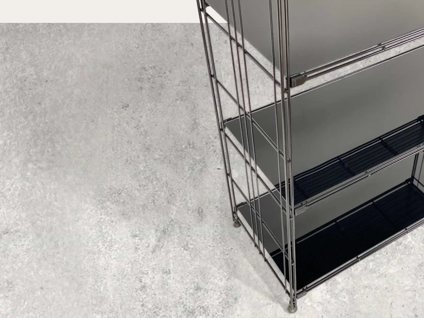 Metall-Regal mit Schwarzglas-Auflagen