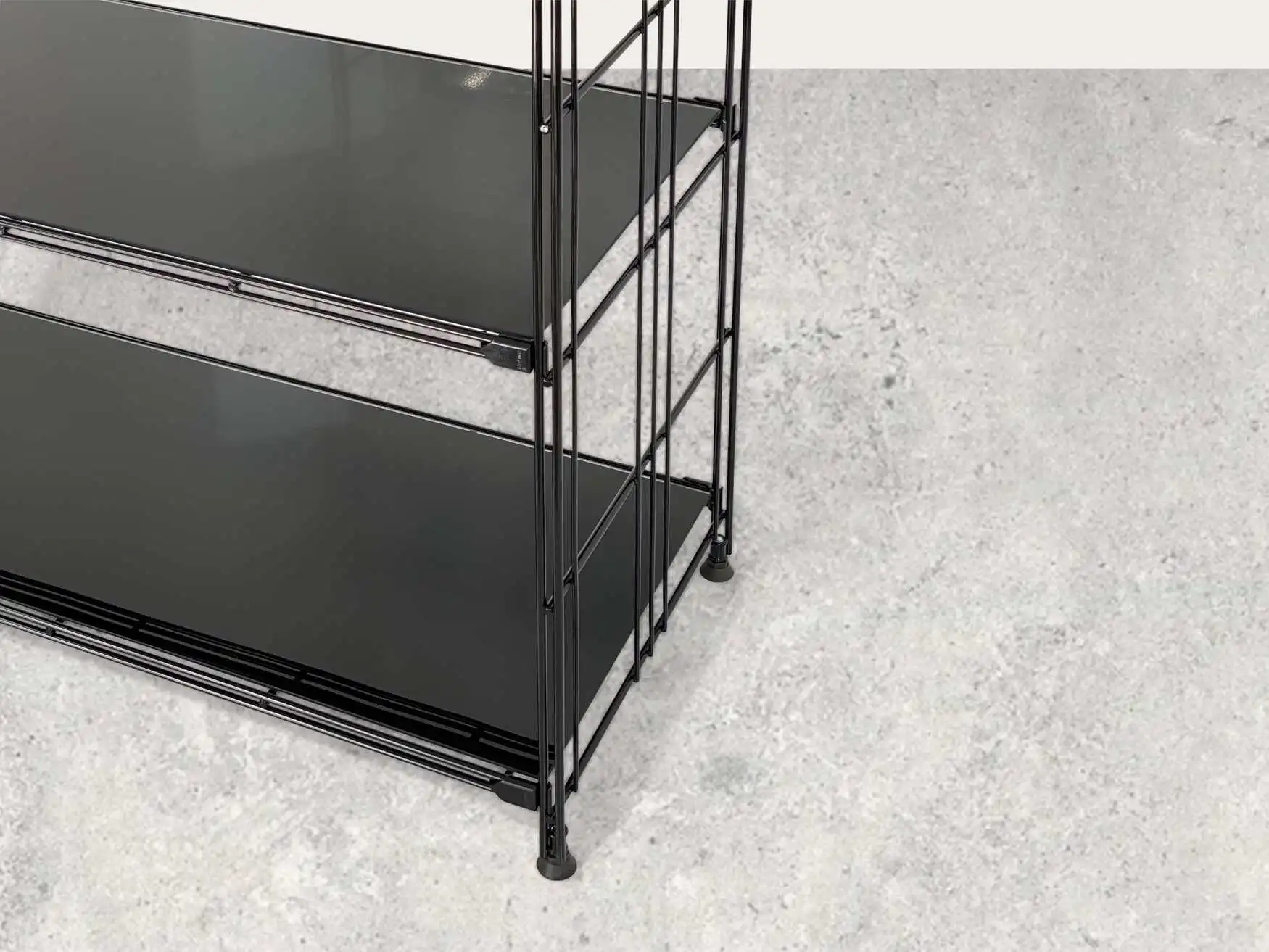 Metall-Regal mit Schwarzglas-Auflagen