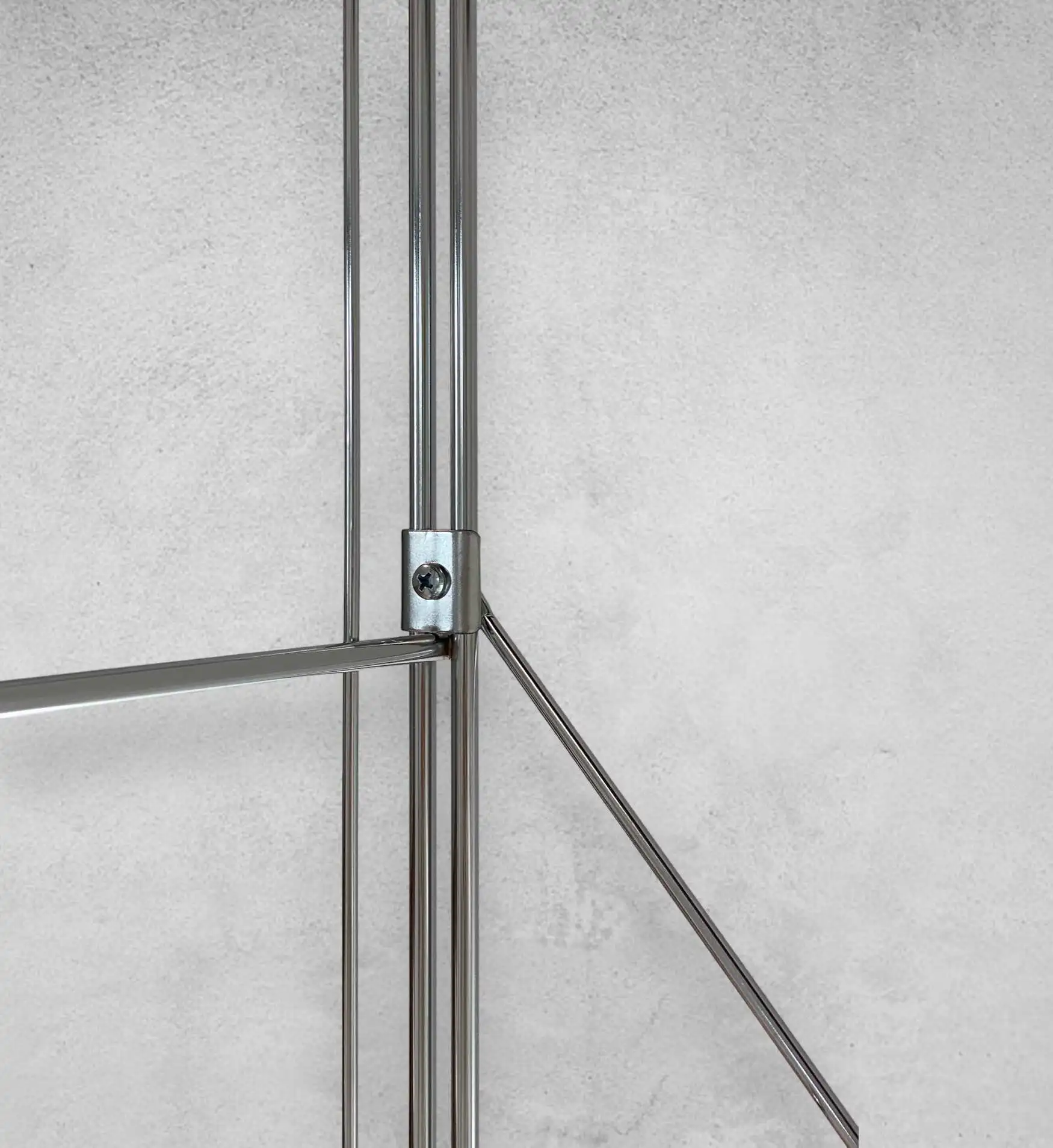 Benötigtes Befestigungsmaterial liegt dem Stützkreuz bei