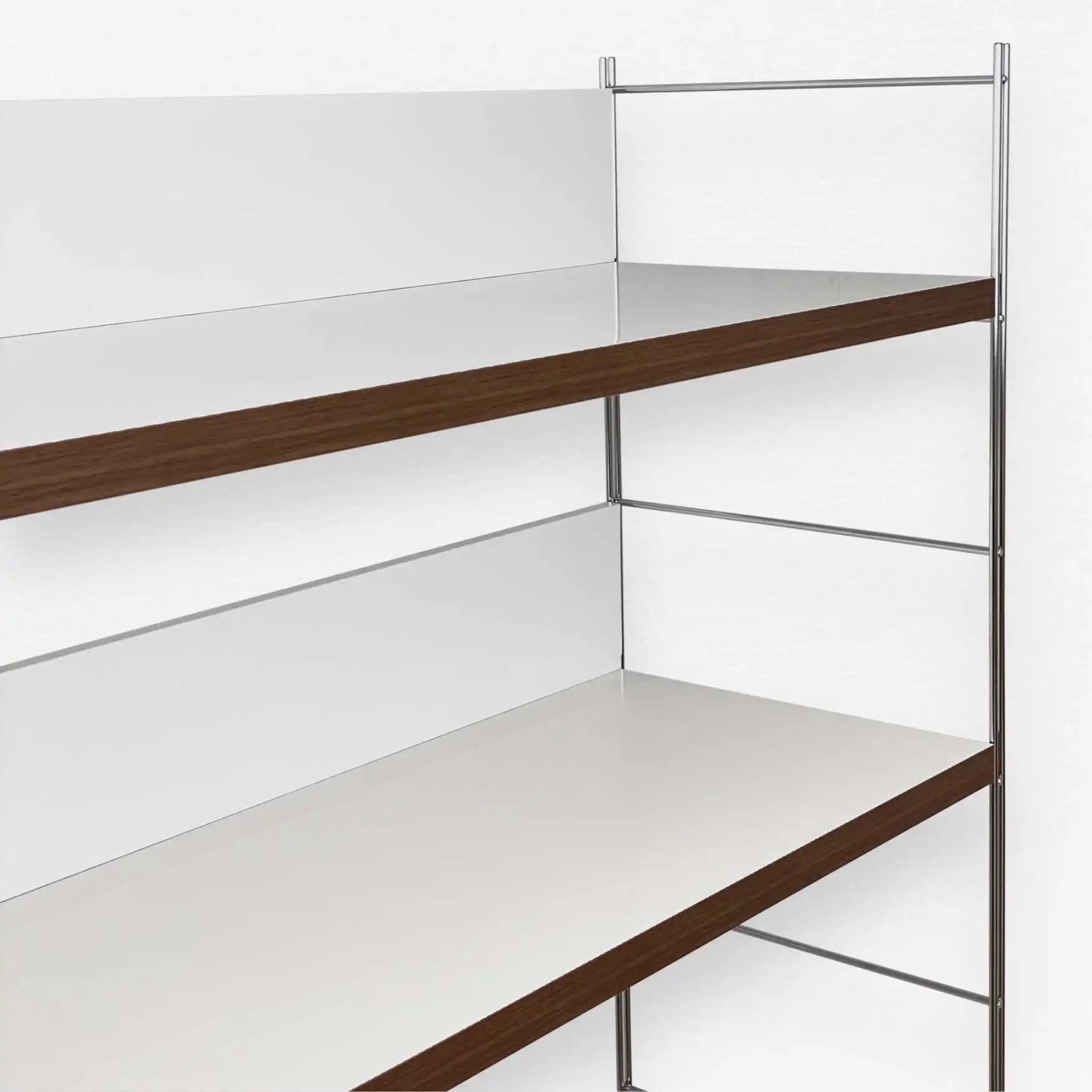 Die Winkelhängeböden werden einfach in BIII Regalleitern in 38 cm Tiefe oder in Regalleitern BIII ohne Dekostäbe! einghängt