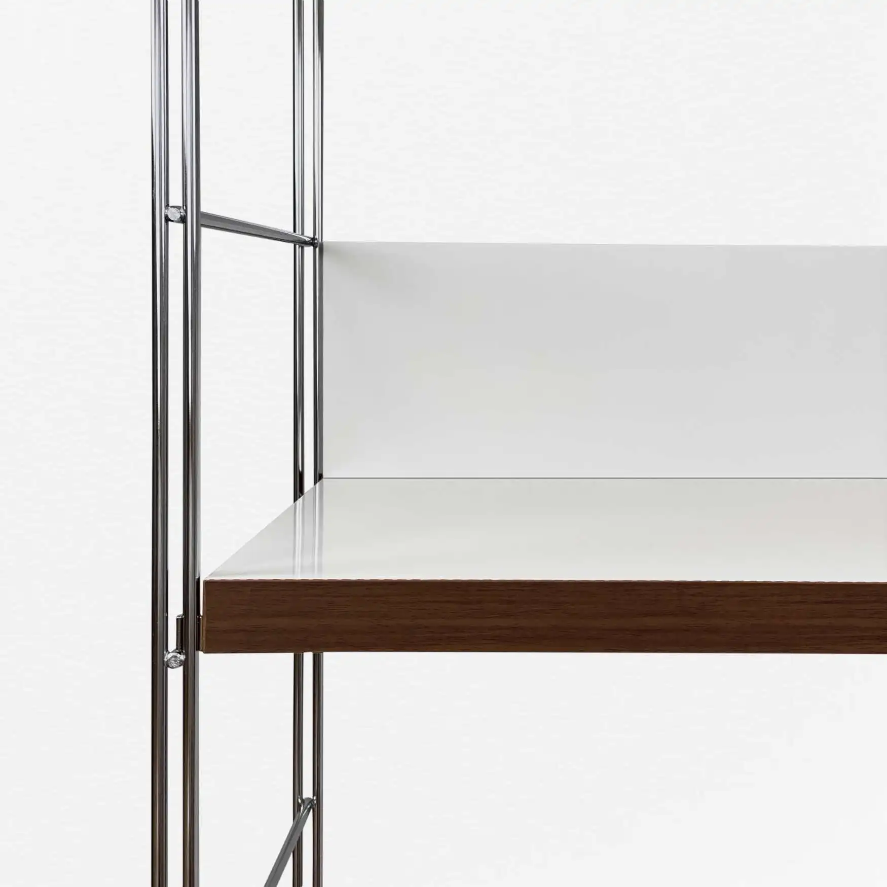 Nichts kann nach hinten weg rutschen! Auf den Winkelhängeböden ist Platz für Bücher, Geschirr oder Spiele!