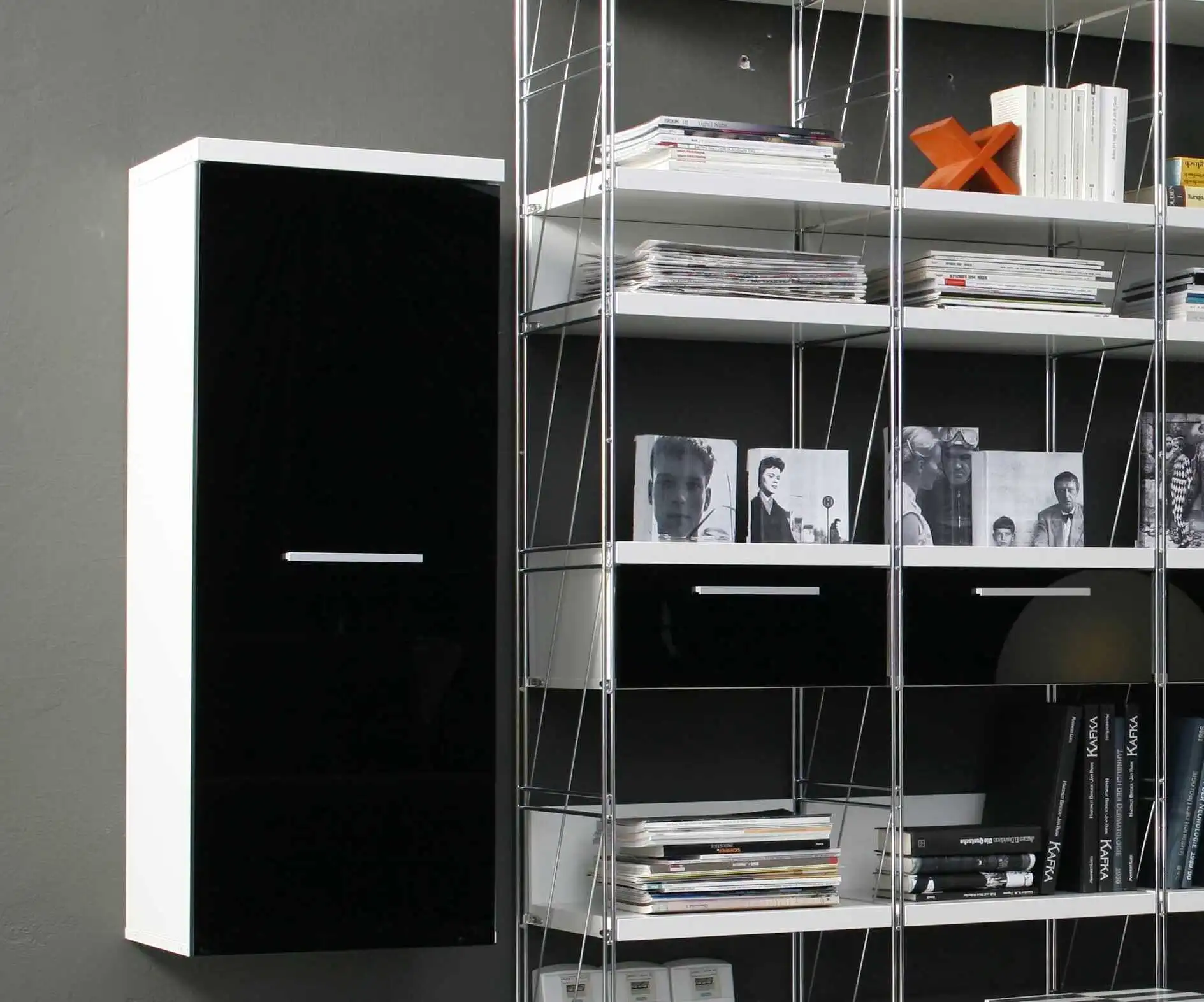 900601 Hängeschrank creme-weiß mit Schwarzglas-Tür zur Regal- oder Wandmontage