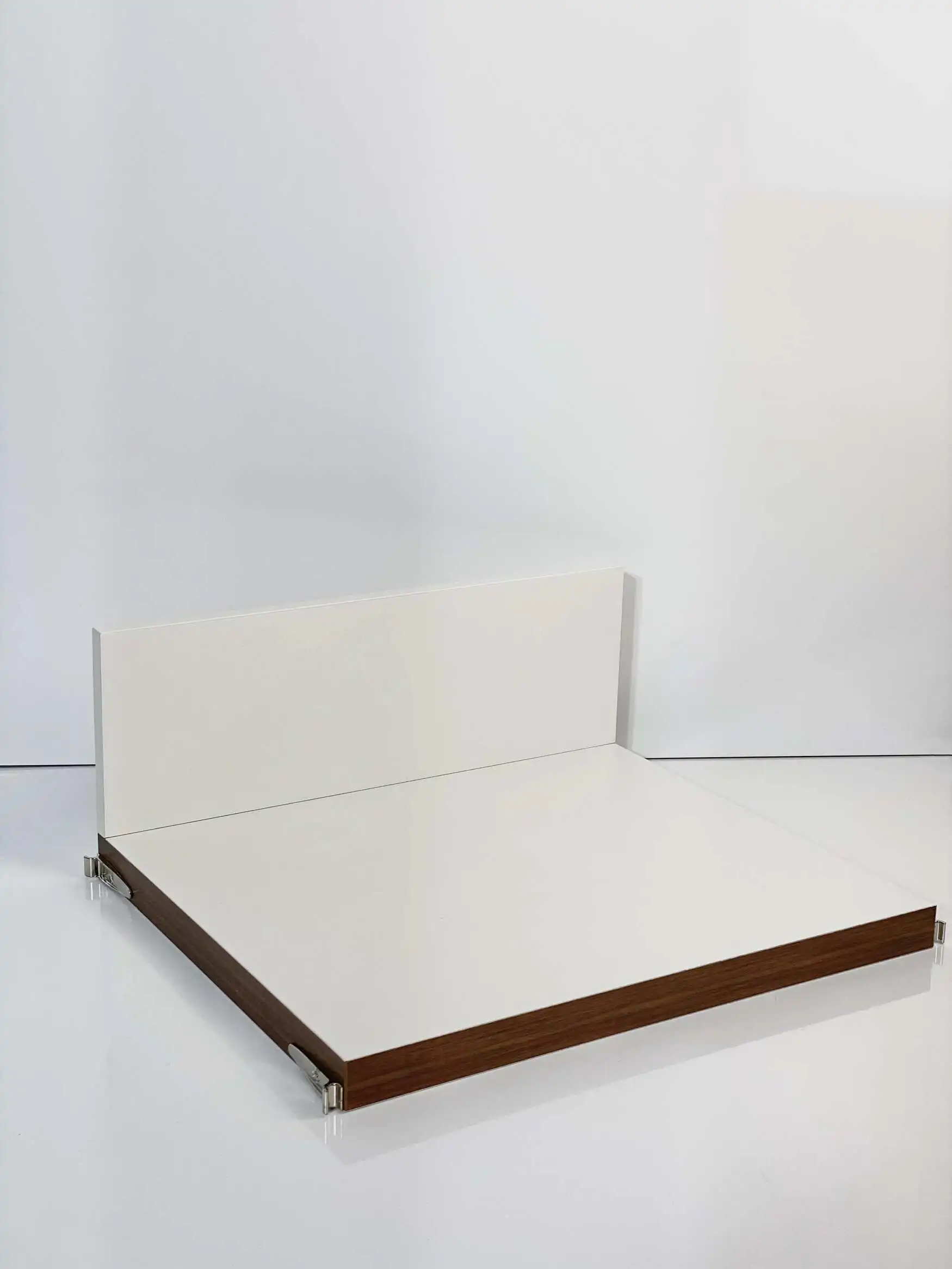 Winkeleinhängeböden in creme-weiß mit Nußbaum-Kante in 44 cm,  63 cm, 83 cm, 146 cm oder 165 cm Breite