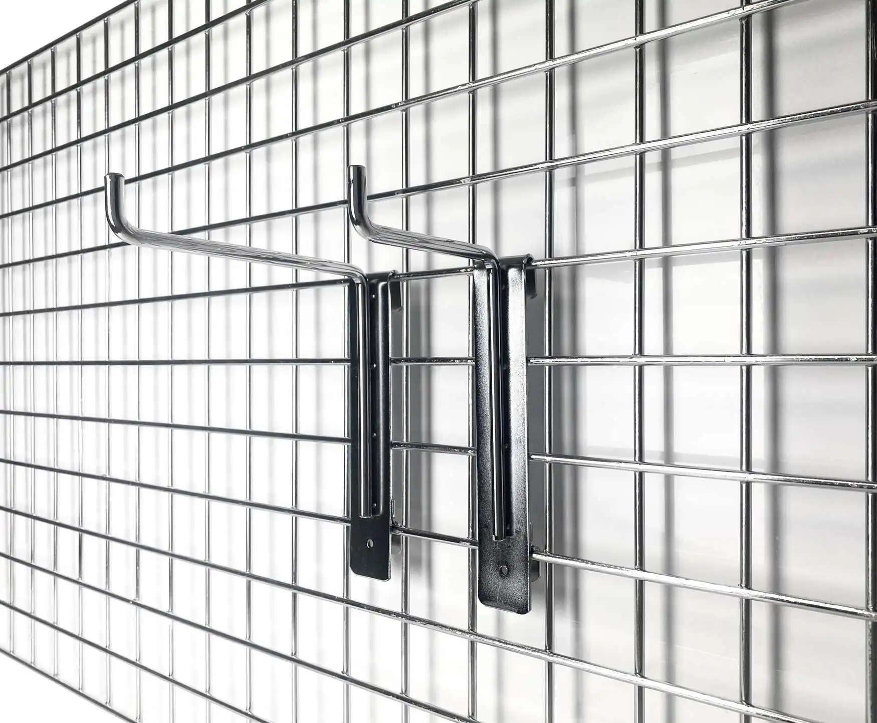 Schwere Utensilien sind an diesen stabilen Haltern übersichtlich präsentiert. Die 5fach geschweißten Halter werden einfach im Deko-Gitter oder an der ETAGAIR-Regalleiter eingehängt