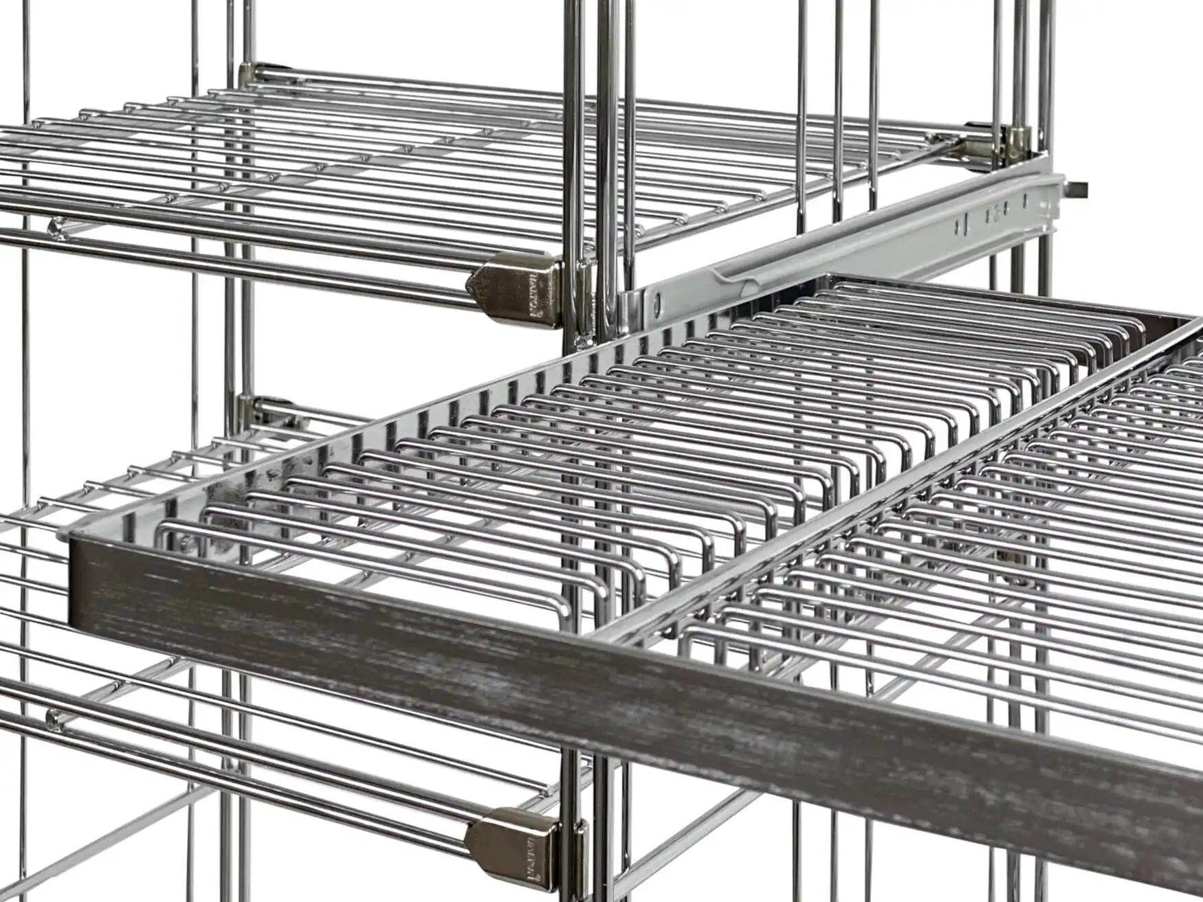 Montagebeispiel: Ausziehbaren CD Boden aus Metall verchromt Serie: BIII 46 cm breit