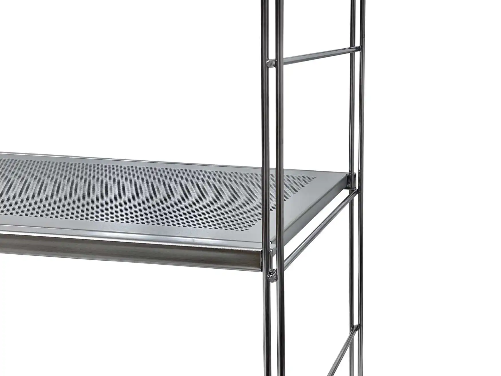 Die Lochblechböden der Serie Economic lassen sich an jeder Querstrebe einhängen