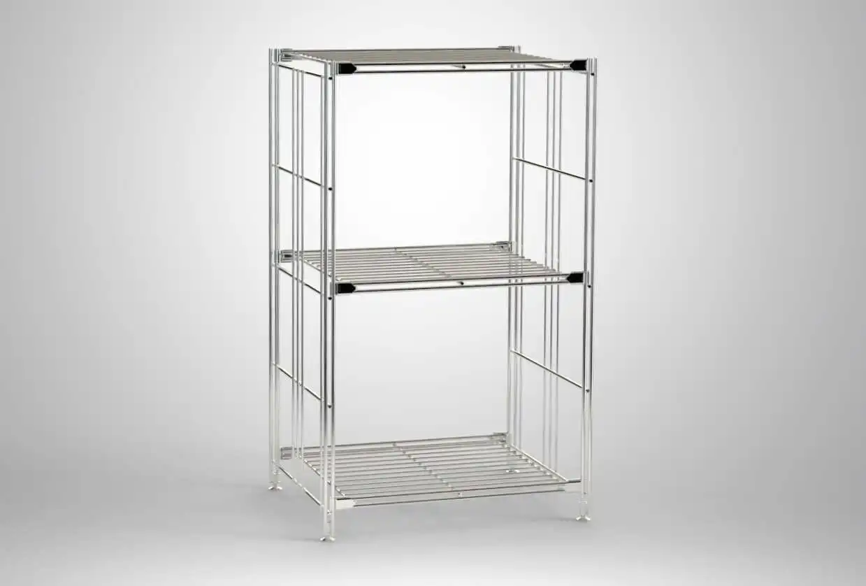 Das 906201 BIII Regalsystem mit 3 Drahtböden bietet eine langlebige und elegante Lagerlösung. Mit den Abmessungen 80 x 48 x 38 cm integriert es sich mühelos in jede Umgebung. Dieses flexibel einsetzbare Metallregal in der edlen Farbe Silber passt sich perfekt an moderne Wohn- oder Arbeitsumgebungen an. Ausgestattet mit stabilen Gittern und soliden Stützen, kann es durch die justierbaren Standfüße oder wahlweise Rollen optimal an persönliche Anforderungen angepasst werden. Dieses strapazierfähige Möbelstück, das in Deutschland gefertigt wird, ist bestens geeignet für Wohnbereiche, Büros oder Lager- und Abstellräume. Die glänzende Metall-Oberfläche verleiht dem Regal einen modernen, stilvollen Look. Alle nötigen Verbindungsstücke zur sicheren Befestigung der Gitterböden und Stützen werden mitgeliefert.