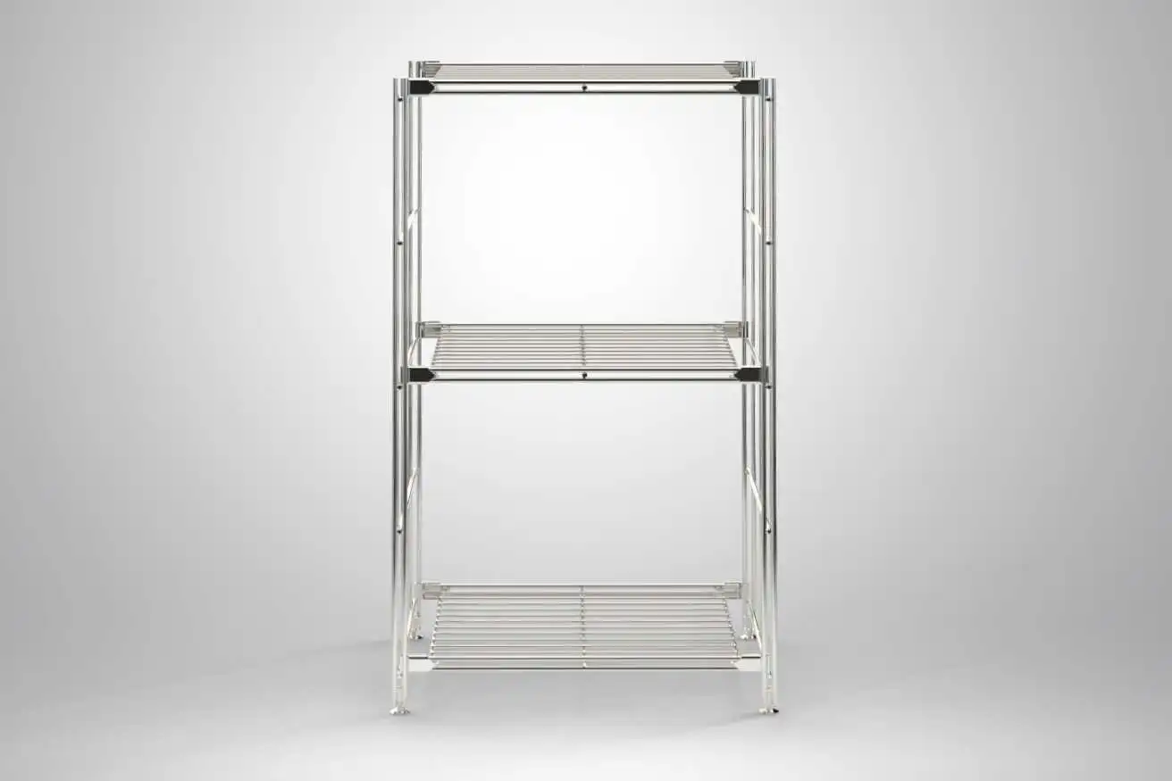 BALTON 906201 BIII Regal mit 3 Gitterböden bietet eine robuste und stilvolle Aufbewahrungslösung. Mit den Maßen 80 x 48 x 38 cm passt es perfekt in jede Umgebung. Es ist ein vielseitig einsetzbares Metallregal in der eleganten Farbe Chrom fügt sich das Metallregal nahtlos in moderne Wohn- und Arbeitsbereiche ein. Ausgestattet mit 3 Gitterböden und stabilen Leitern, lässt es sich dank praktischer eindrehbarer Füße oder optionaler Rollen perfekt an die individuellen Bedürfnisse anpassen. Dieses robuste Regal, das in Deutschland hergestellt wird, eignet sich ideal für Wohnräume, Büros oder Aufbewahrungsräume. Die glänzende Chrom-Oberfläche sorgt für eine moderne, stilvolle Optik. Das Regal wird mit allen erforderlichen Beschlägen geliefert, um Gitterböden und Leitern sicher zusammenzustecken.