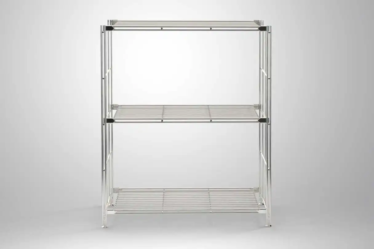 BIII Regal mit 3 Gitterböden – Elegante Aufbewahrungslösung aus verchromtem Stahl  Entdecken Sie das moderne BIII Regal mit drei Gitterböden in den kompakten Maßen von 80 x 67 x 38 cm (Höhe x Breite x Tiefe). Dieses Regal vereint Funktionalität und Stil und eignet sich ideal für verschiedene Einrichtungsstile. Die Gitterböden bieten mit einer Breite von 46 cm bis 124 cm ausreichend Platz, um Ihre Gegenstände stilvoll zu organisieren.  Das Regal wird mit zwei Leitern geliefert, die eine flexible Höhe von 44 cm bis 226 cm ermöglichen. Diese Leitern sind mit eindrehbaren Füßen oder optionalen Rollen ausgestattet, sodass Sie das Regal problemlos an jede Situation anpassen können. Die eindrehbaren Füße garantieren eine sichere Standfestigkeit, während die Rollen für eine mühelose Mobilität sorgen.  Hergestellt aus hochwertigem, glänzendem verchromtem Stahl, vereint das BIII Regal Langlebigkeit mit einem modernen, eleganten Design. Die Beschläge, die im Lieferumfang enthalten sind, gewährleisten eine sichere und einfache Montage der Gitterböden und Leitern, damit Ihr Regal sowohl stabil als auch ästhetisch ansprechend ist.  Das BIII Regal ist die perfekte Wahl für Wohnräume, Büros oder Lagerflächen und bietet eine zeitgemäße Lösung für Ihre Aufbewahrungsbedürfnisse. Setzen Sie auf Qualität "Made in Germany" und verwandeln Sie Ihre Umgebung mit dieser stilvollen und praktischen Regallösung. BALTON