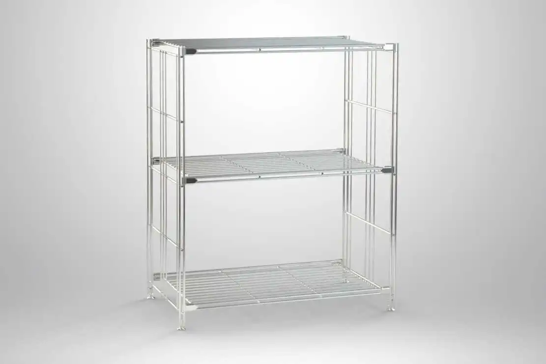 BIII Regal mit 3 Drahtböden – Stilvolle Aufbewahrungslösung aus verchromtem Stahl  Entdecken Sie das moderne BIII Regal mit drei Drahtböden in den kompakten Maßen von 80 x 67 x 38 cm (Höhe x Breite x Tiefe). Dieses Möbelstück vereint Funktionalität und Stil und eignet sich ideal für verschiedene Einrichtungsstile. Die Drahtböden bieten mit einer Breite von 46 cm bis 124 cm ausreichend Platz, um Ihre Gegenstände stilvoll zu organisieren.  Das Regal wird mit zwei Leitern geliefert, die eine flexible Höhe von 44 cm bis 226 cm ermöglichen. Diese Leitern sind mit drehbaren Füßen oder optionalen Rollen ausgestattet, sodass Sie das Regal problemlos an jede Situation anpassen können. Die drehbaren Füße garantieren eine sichere Standfestigkeit, während die Rollen für eine mühelose Mobilität sorgen.  Hergestellt aus hochwertigem, glänzendem verchromtem Stahl, vereint das BIII Regal Langlebigkeit mit einem modernen, eleganten Design. Die Befestigungen, die im Lieferumfang enthalten sind, gewährleisten eine sichere und einfache Montage der Drahtböden und Leitern, damit Ihr Regal sowohl stabil als auch ästhetisch ansprechend ist.  Das BIII Regal ist die perfekte Wahl für Wohnräume, Büros oder Lagerflächen und bietet eine zeitgemäße Lösung für Ihre Aufbewahrungsbedürfnisse. Setzen Sie auf Qualität hergestellt in Deutschland und verwandeln Sie Ihre Umgebung mit dieser stilvollen und praktischen Möbellösung. BALTON