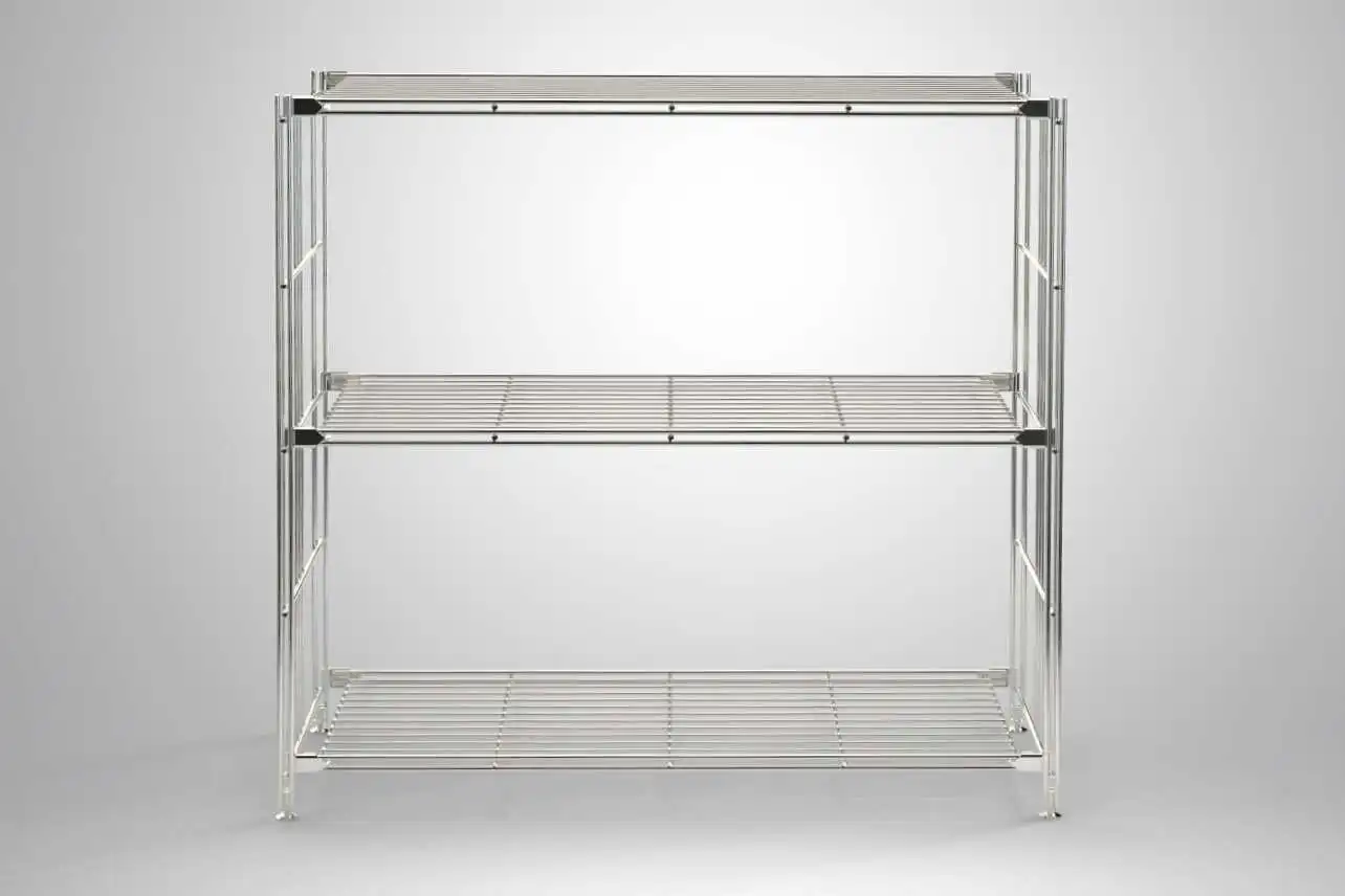 BIII Regal mit 3 Gitterböden 80 x 87 x 38 cm Farbe: Chrom BIII Regal mit 3 Gitterböden – Vielseitige Aufbewahrungslösung für jedes Zuhause  Entdecken Sie das BIII Regal mit 3 Gitterböden – die perfekte Kombination aus Funktionalität und modernem Design! Mit den Abmessungen von 80 cm Höhe, 87 cm Breite und 38 cm Tiefe bietet dieses Metallregal ausreichend Platz, um Ihre Lieblingsstücke stilvoll zu präsentieren und gleichzeitig Ordnung zu schaffen.  Robuste Konstruktion und durchdachtes Design  Gefertigt aus hochwertigem, glänzendem verchromtem Stahlmetall, zeichnet sich das BIII Regal durch seine Langlebigkeit und Stabilität aus. Die Gitterböden bieten nicht nur eine optimale Belüftung für Ihre Gegenstände, sondern ermöglichen auch eine flexible Nutzung. Ob als Bücherregal, Pflanzenregal oder für die Aufbewahrung von Bürobedarf – das BIII Regal passt sich Ihren Bedürfnissen an.  Individuell anpassbar  Mit seinen eindrehbaren Füßen und der optionalen Rollenoption ist das Regal sowohl für den Einsatz zu Hause als auch im Büro geeignet. Dank dieser flexiblen Optionen können Sie das Regal einfach an Ihre Gegebenheiten anpassen und mühelos umstellen.  Made in Germany  Das BIII Regal wird in Deutschland hergestellt und erfüllt höchste Qualitätsstandards. Setzen Sie auf ein Produkt, das nicht nur funktional, sondern auch ästhetisch ansprechend ist! BALTON