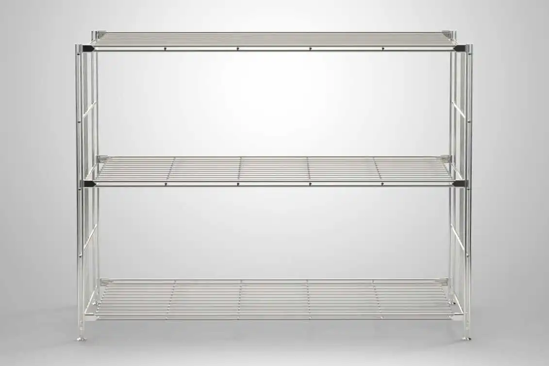 BIII Regal mit 3 Gitterböden 80 x 106 x 38 cm Farbe: Chrom Entdecken Sie das elegante BIII Regalset mit 3 Gitterböden – die perfekte Lösung für stilvolle und praktische Aufbewahrung in Ihrem Zuhause oder Büro. Mit einer Höhe von 80 cm, einer Breite von 106 cm und einer Tiefe von 38 cm bietet dieses verchromte Metallregal nicht nur ausreichend Platz für Ihre Lieblingsstücke, sondern fügt sich auch harmonisch in jede Raumgestaltung ein. Hergestellt aus hochwertigem verchromtem Metall, überzeugt das BIII Regal durch seine Langlebigkeit und Stabilität. Die vier Gitterböden bieten optimale Unterstützung für Bücher, Pflanzen und Dekorationen und sorgen gleichzeitig für eine hervorragende Luftzirkulation. Dank der durchdachten Bauweise können die Gitterböden flexibel an jede Querstrebe montiert werden, sodass Sie die Ablagefläche ganz nach Ihren Bedürfnissen anpassen können. Ein besonderes Highlight des BIII Regals sind die höhenverstellbaren Schraubfüße, die eine einfache Anpassung an Bodenunebenheiten ermöglichen. So bleibt Ihr Regal stets stabil, egal wo Sie es aufstellen. Kombinieren Sie das Regal mit stilvollen Glasauflagen, um ihm einen persönlichen Touch zu verleihen. Darüber hinaus lässt sich das Regal beliebig erweitern – passende Ergänzungssets und weitere Balton BIII Regalböden aus Metall, Holz oder Glas sind ebenfalls erhältlich. Das Set besteht aus 2 Regalleitern (80 cm hoch), die mit höhenverstellbaren Stellfüßen ausgestattet sind, sowie 3 Ablageböden (106 cm breit, 38 cm tief) mit Befestigungs-Beschlägen. Die Breite des Regals ergibt sich aus der Breite der Regalboden plus 2 cm für die Regalleitern, was insgesamt 106 cm ergibt. Bitte beachten Sie, dass die Dekoration nicht im Lieferumfang enthalten ist. Mit einem Gewicht von ca. 13,70 kg und der eleganten Chromfarbe ist das BIII Regal sowohl funktional als auch ästhetisch ansprechend. Setzen Sie auf die Qualität der Serie BIII 380, um Stil und Ordnung in Ihr Zuhause zu bringen. Bestellen Sie noch heute das BIII Regalset mit 3 Gitterböden in unserem Online-Shop und genießen Sie eine schnelle Lieferung sowie einen hervorragenden Kundenservice. Verpassen Sie nicht die Gelegenheit, Ihre Wohn- und Arbeitsräume mit diesem vielseitigen Regal zu bereichern! BALTON