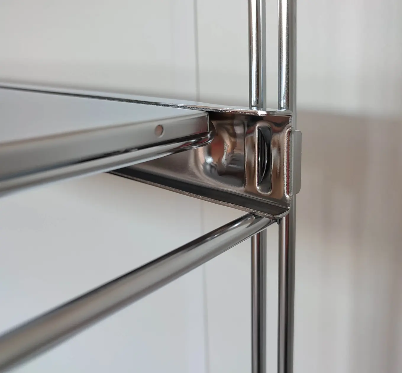 BelEtage Regalset mit 4 verchromten Metallböden Montage Boden an Regalseitenteil