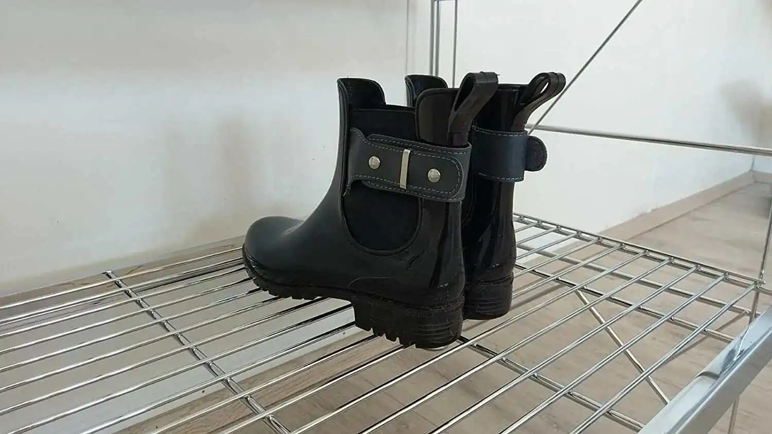 Pflegeleichte Gitterborde in 457 mm Tiefe extratief für große Schuhe!