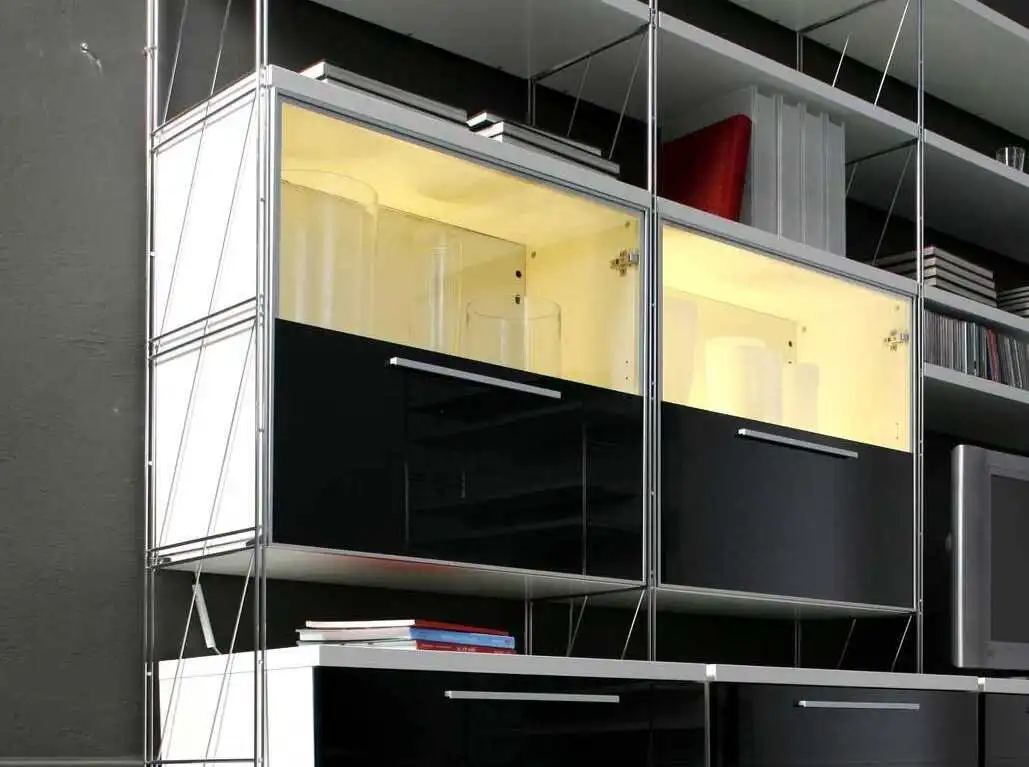 Vitrine creme-weiß mit Tür mit Schwarz-Glas-Front zur Regal- oder Wandmontage