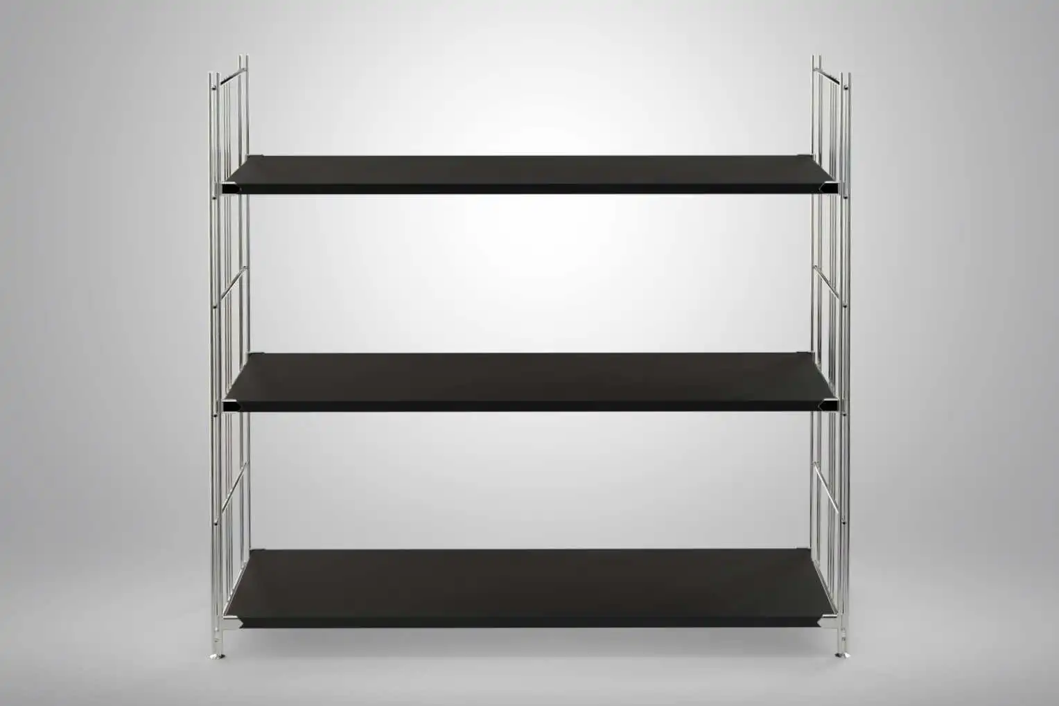 Regal 98x104x38 mit schwarz lackierten Holzböden und Chrom Leitern - modular erweiterbar