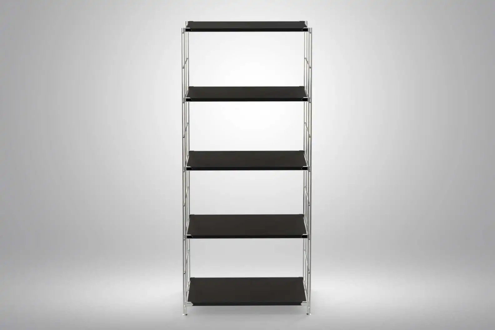 Regal 154x65x38 mit schwarz lackierten Holzböden und Chrom Leitern - modular erweiterbar