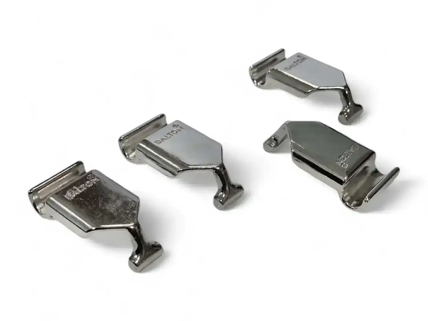 80-6270 Gitterbodenbeschläge 4er Set BIII Unsere hochwertigen Beschläge bieten die ideale Lösung, um Regalsysteme sicher und stabil zu montieren. Diese robusten Verbindungsstücke wurden speziell entwickelt, um Gitterböden und Stützen bzw. Leitern fest miteinander zu verbinden und eine langanhaltende Stabilität zu gewährleisten. Die Beschläge bestehen aus widerstandsfähigen Materialien, die für eine langlebige und sichere Befestigung sorgen. Sie kommen in der eleganten Farbe: glänzend Chrom, was ihnen eine moderne und stilvolle Optik verleiht. BALTON