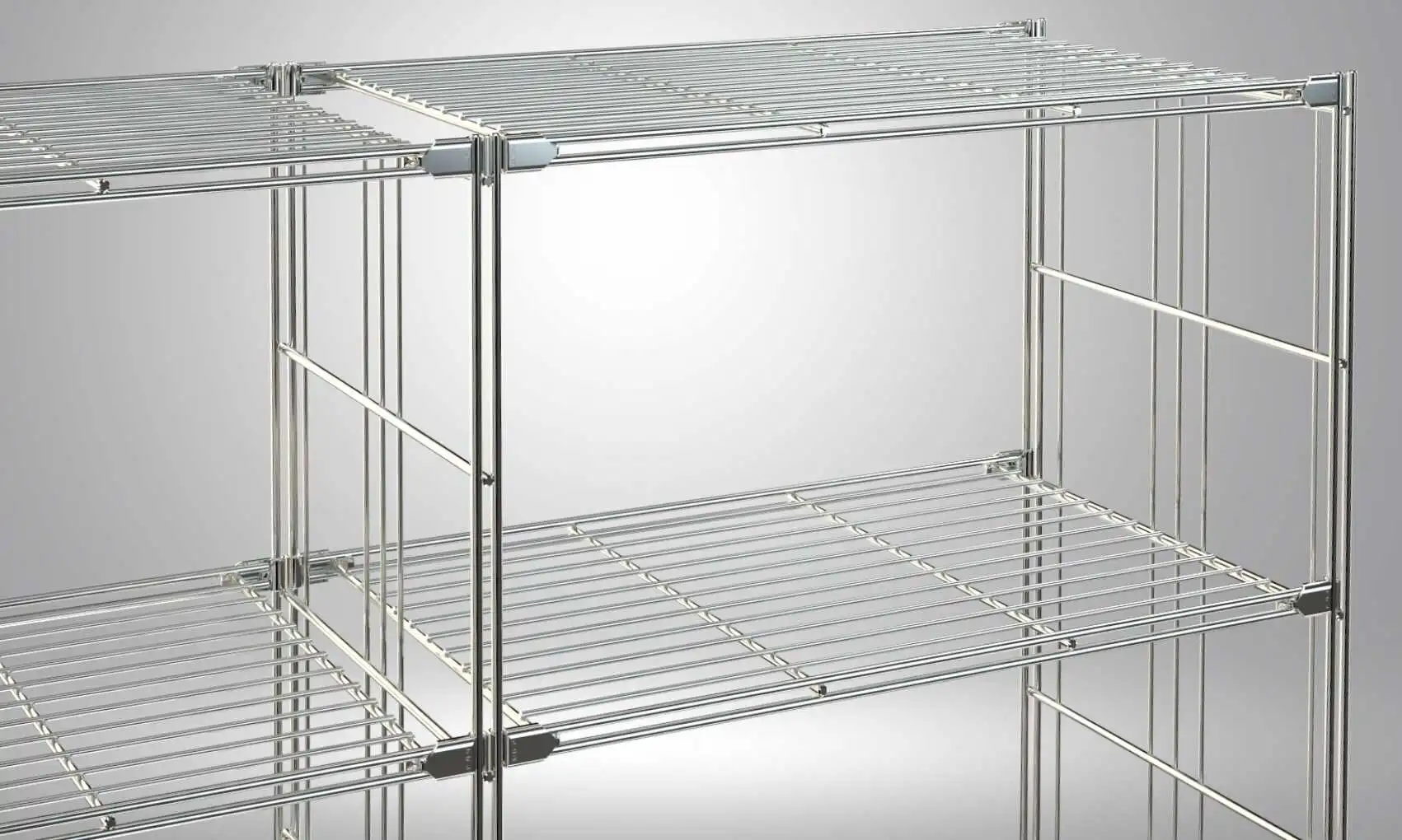 Das BIII 906202 Regal in glänzendem Chrom bietet eine stilvolle und vielseitige Aufbewahrungslösung für moderne Wohn- und Arbeitsbereiche. Mit seinen Maßen von 80 x 67 x 38 cm ist dieses Metallregal ideal für die Nutzung in Wohnräumen, Büros oder Lagerflächen. Ausgestattet mit drei stabilen Gitterböden, bietet es ausreichend Platz für die Organisation verschiedener Gegenstände. Die robusten verchromten Stahlstreben sorgen für Langlebigkeit, während die eindrehbaren Füße eine einfache Anpassung und Stabilität gewährleisten. Optional kann das Regal mit Rollen ausgestattet werden, um eine flexible Nutzung zu ermöglichen. Hergestellt in Deutschland, zeichnet es sich durch hochwertige Materialien und eine langlebige Konstruktion aus, die sowohl Funktionalität als auch modernes Design vereint. BALTON