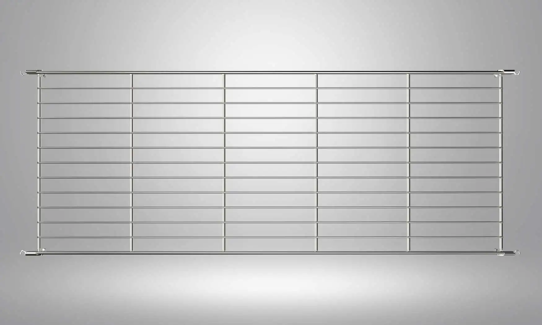 Unsere Gitterplatten aus strapazierfähigem, verchromtem Edelstahl bieten eine stilvolle und dauerhafte Lösung für vielfältige Regalsysteme. Die präzise gefertigten Stahlstreben gewährleisten maximale Stabilität und eine hohe Tragfähigkeit, während die glänzende Chromoberfläche dem Regal einen modernen und ansprechenden Look verleiht. Dank der hochwertigen Verbindungsstücke lassen sich die Gitterplatten problemlos und sicher mit den Stützen oder Leitern des Regalsystems verbinden. Diese erstklassigen Montageelemente sorgen für eine mühelose Installation und garantieren, dass die Platten fest und stabil sitzen. Ideal für den Einsatz in Wohnbereichen, Büros oder Lagerstätten bietet dieses System eine flexible und elegante Aufbewahrungslösung für jede Umgebung. Hergestellt in Deutschland, steht es für Qualität und Langlebigkeit. BALTON