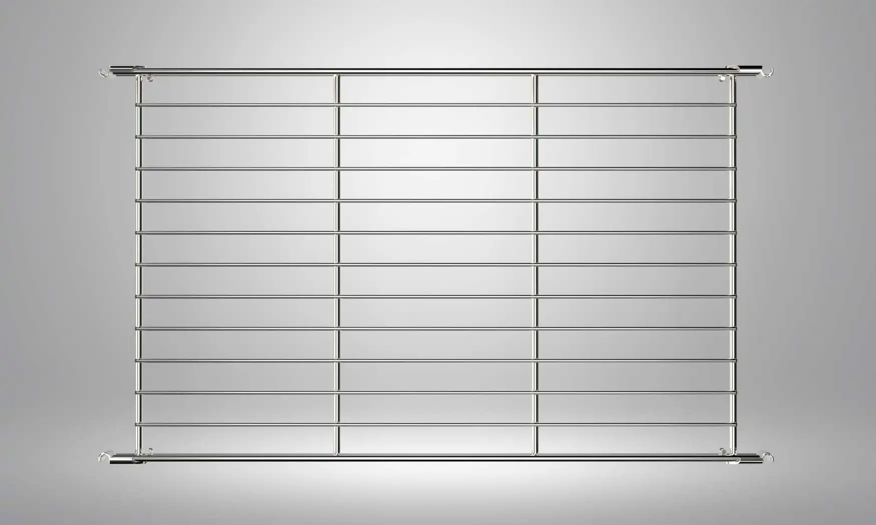 Unsere Gitterplatten 65 x 38 ( Breite x Tiefe ) aus strapazierfähigem, verchromtem Edelstahl bieten eine stilvolle und dauerhafte Lösung für vielfältige Regalsysteme. Die präzise gefertigten Stahlstreben gewährleisten maximale Stabilität und eine hohe Tragfähigkeit, während die glänzende Chromoberfläche dem Regal einen modernen und ansprechenden Look verleiht. Dank der hochwertigen Verbindungsstücke lassen sich die Gitterplatten problemlos und sicher mit den Stützen oder Leitern des Regalsystems verbinden. Diese erstklassigen Montageelemente sorgen für eine mühelose Installation und garantieren, dass die Platten fest und stabil sitzen. Ideal für den Einsatz in Wohnbereichen, Büros oder Lagerstätten bietet dieses System eine flexible und elegante Aufbewahrungslösung für jede Umgebung. Hergestellt in Deutschland, steht es für Qualität und Langlebigkeit.