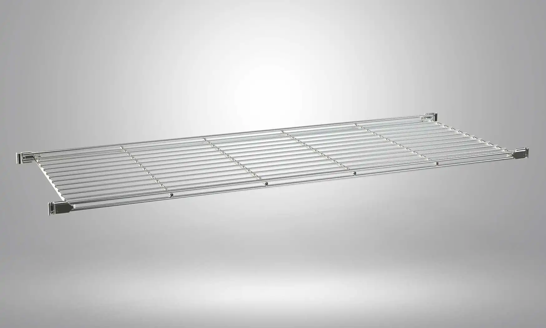 Unsere Gitterböden aus robustem, verchromtem Stahl bieten eine elegante und langlebige Lösung für vielseitige Regalsysteme. Die fein gearbeiteten Stahlstreben sorgen für maximale Stabilität und eine hohe Tragkraft, während die glänzende Chrom-Oberfläche das Regal in einem modernen Look erstrahlen lässt. Dank der präzisen Beschläge lassen sich die Gitterböden mühelos und sicher mit den Leitern oder Stützen des Regalsystems verbinden. Diese hochwertigen Verbindungsstücke garantieren eine einfache Montage und sorgen dafür, dass die Böden fest und stabil sitzen. Ideal für den Einsatz in Wohnräumen, Büros oder Aufbewahrungsräumen bietet dieses System eine anpassbare und stilvolle Lagerlösung für jede Umgebung. Hergestellt in Deutschland, steht es für Qualität und Langlebigkeit. BALTON