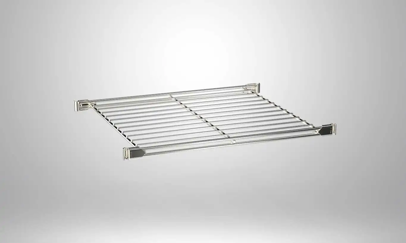 Unsere Gitterböden aus robustem, verchromtem Stahl bieten eine elegante und langlebige Lösung für vielseitige Regalsysteme. Die fein gearbeiteten Stahlstreben sorgen für maximale Stabilität und eine hohe Tragkraft, während die glänzende Chrom-Oberfläche das Regal in einem modernen Look erstrahlen lässt. Dank der präzisen Beschläge lassen sich die Gitterböden mühelos und sicher mit den Leitern oder Stützen des Regalsystems verbinden. Diese hochwertigen Verbindungsstücke garantieren eine einfache Montage und sorgen dafür, dass die Böden fest und stabil sitzen. Ideal für den Einsatz in Wohnräumen, Büros oder Aufbewahrungsräumen bietet dieses System eine anpassbare und stilvolle Lagerlösung für jede Umgebung. Hergestellt in Deutschland, steht es für Qualität und Langlebigkeit. BALTON