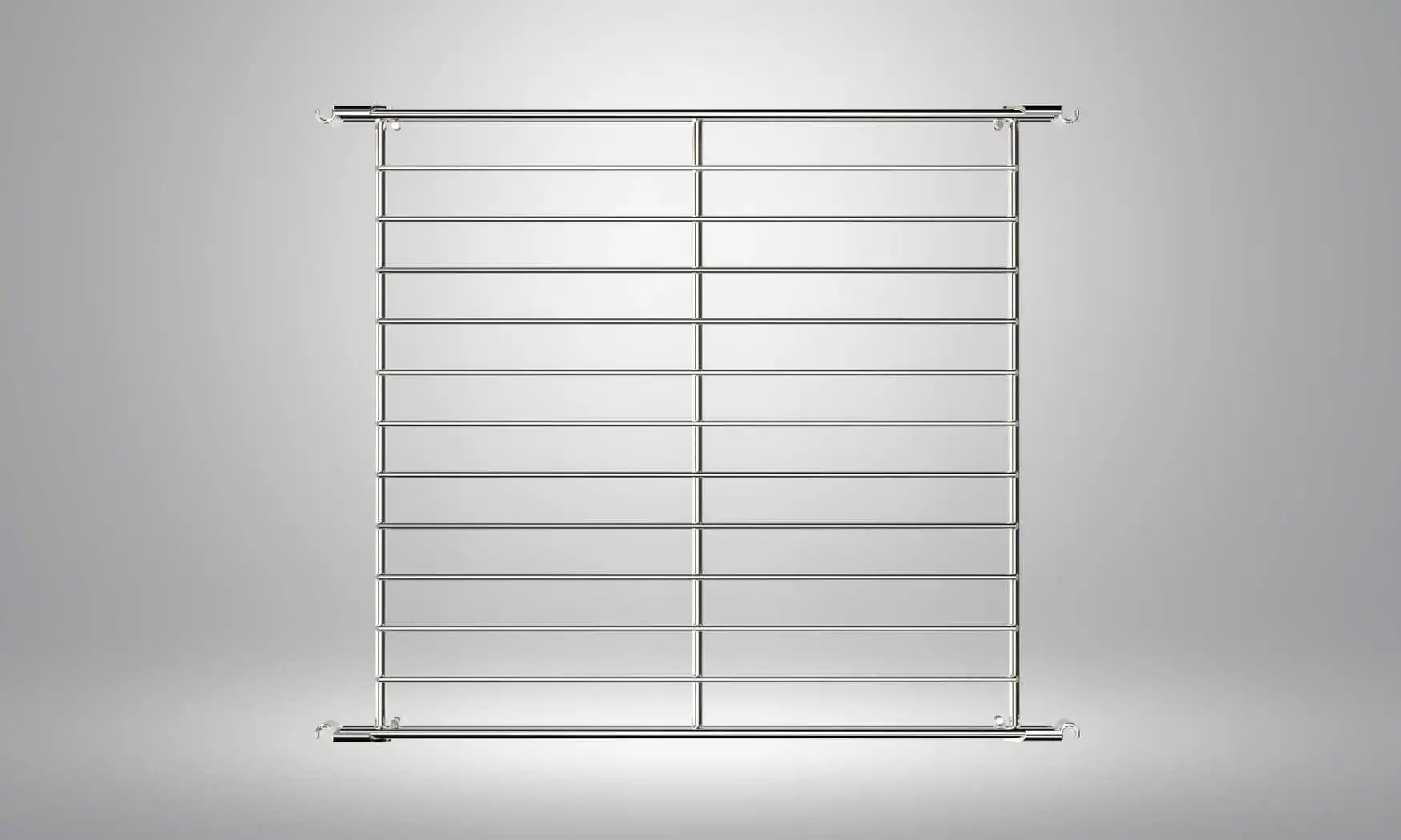 Unsere Gitterplatten aus strapazierfähigem, verchromtem Edelstahl bieten eine stilvolle und dauerhafte Lösung für vielfältige Regalsysteme. Die präzise gefertigten Stahlstreben gewährleisten maximale Stabilität und eine hohe Tragfähigkeit, während die glänzende Chromoberfläche dem Regal einen modernen und ansprechenden Look verleiht. Dank der hochwertigen Verbindungsstücke lassen sich die Gitterplatten problemlos und sicher mit den Stützen oder Leitern des Regalsystems verbinden. Diese erstklassigen Montageelemente sorgen für eine mühelose Installation und garantieren, dass die Platten fest und stabil sitzen. Ideal für den Einsatz in Wohnbereichen, Büros oder Lagerstätten bietet dieses System eine flexible und elegante Aufbewahrungslösung für jede Umgebung. Hergestellt in Deutschland, steht es für Qualität und Langlebigkeit.