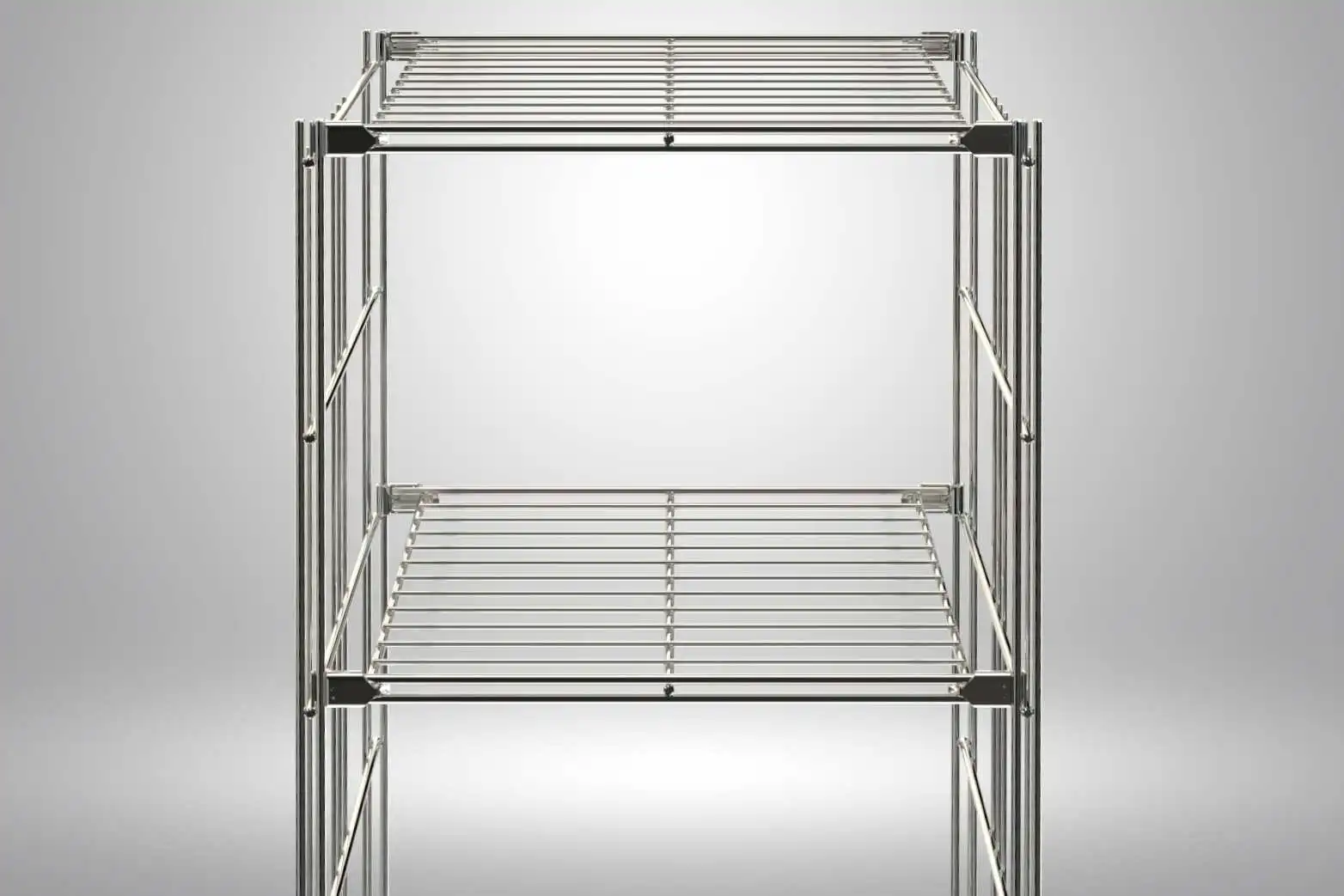 Das BIII 906201 Regal in glänzendem Chrom bietet eine stilvolle und vielseitige Aufbewahrungslösung für moderne Wohn- und Arbeitsbereiche. Mit seinen Maßen von 80 x 48 x 38 cm ist dieses Metallregal ideal für die Nutzung in Wohnräumen, Büros oder Lagerflächen. Ausgestattet mit drei stabilen Gitterböden, bietet es ausreichend Platz für die Organisation verschiedener Gegenstände. Die robusten verchromten Stahlstreben sorgen für Langlebigkeit, während die eindrehbaren Füße eine einfache Anpassung und Stabilität gewährleisten. Optional kann das Regal mit Rollen ausgestattet werden, um eine flexible Nutzung zu ermöglichen. Hergestellt in Deutschland, zeichnet es sich durch hochwertige Materialien und eine langlebige Konstruktion aus, die sowohl Funktionalität als auch modernes Design vereint. BALTON