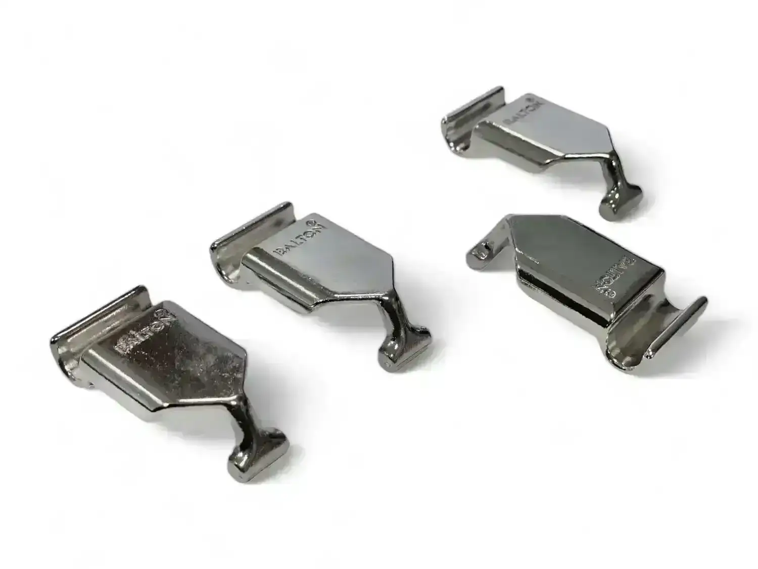 Der Gitterboden wird mit 4 Metall-Halterungen an den Regal-Seitenteilen befestigt.